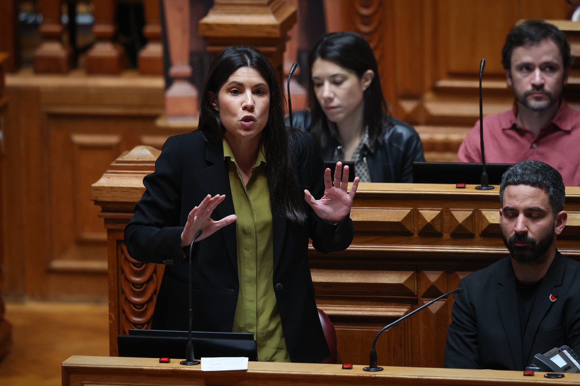 A coordenadora do Bloco de Esquerda (BE), Mariana Mortágua, intervém durante a sessão plenária de discussão do programa de Governo, na Assembleia da República, em Lisboa, 11 de abril de 2024. JOSÉ SENA GOULÃO/LUSA