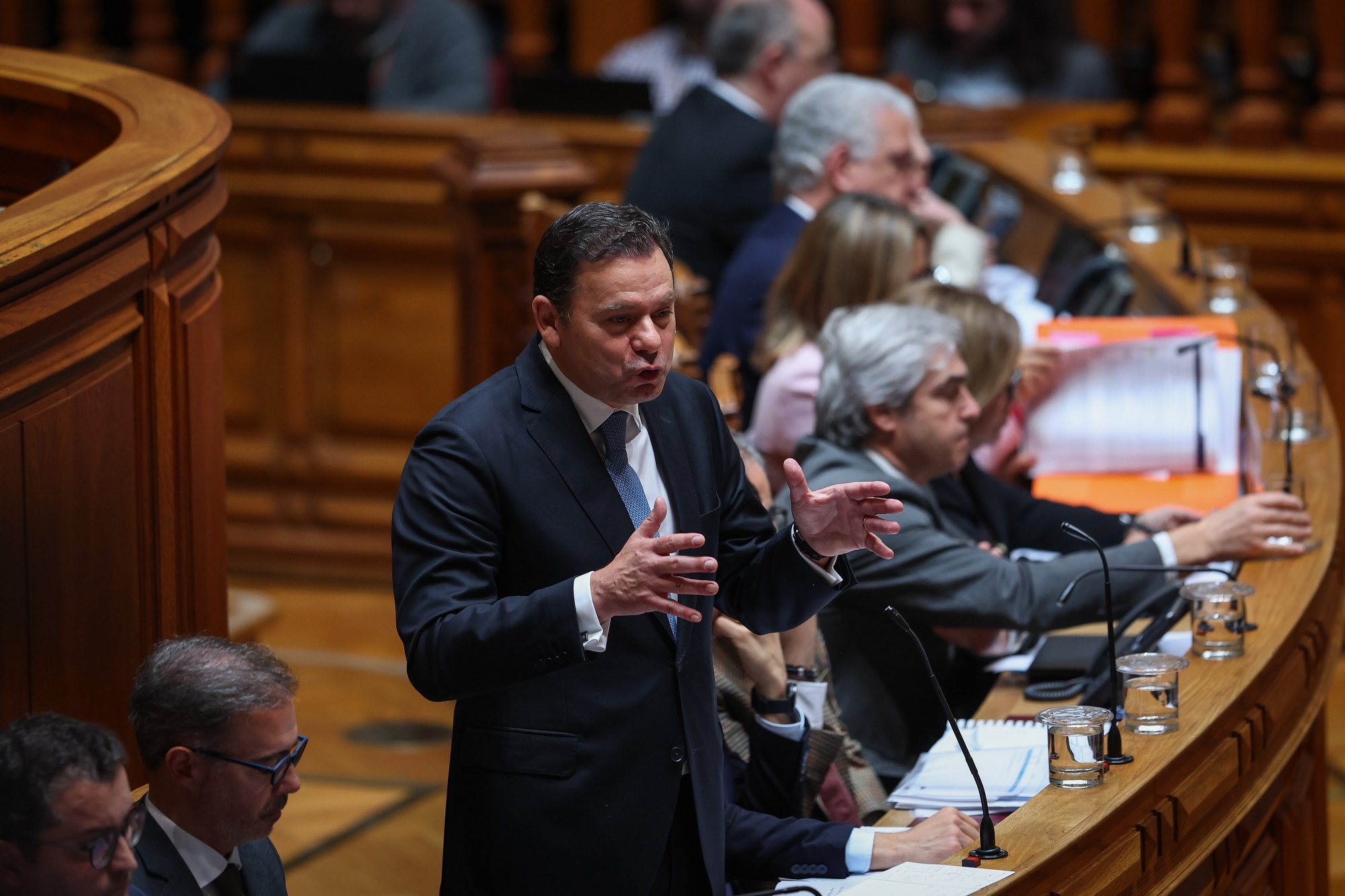 O primeiro-ministro, Luis Montenegro, intervém durante a sessão plenária de discussão do programa de Governo, na Assembleia da República, em Lisboa, 11 de abril de 2024. JOSÉ SENA GOULÃO/LUSA
