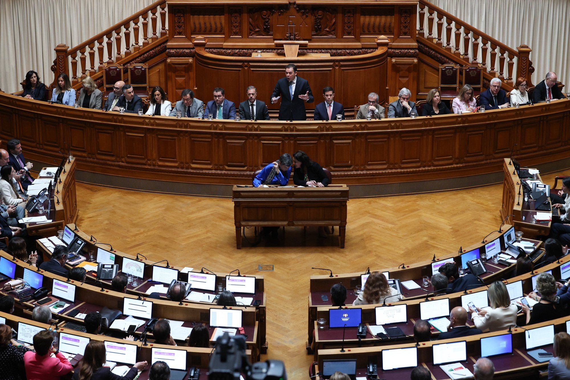 O primeiro-ministro, Luis Montenegro (C), intervém durante a sessão plenária de discussão do programa de Governo, na Assembleia da República, em Lisboa, 11 de abril de 2024. JOSÉ SENA GOULÃO/LUSA