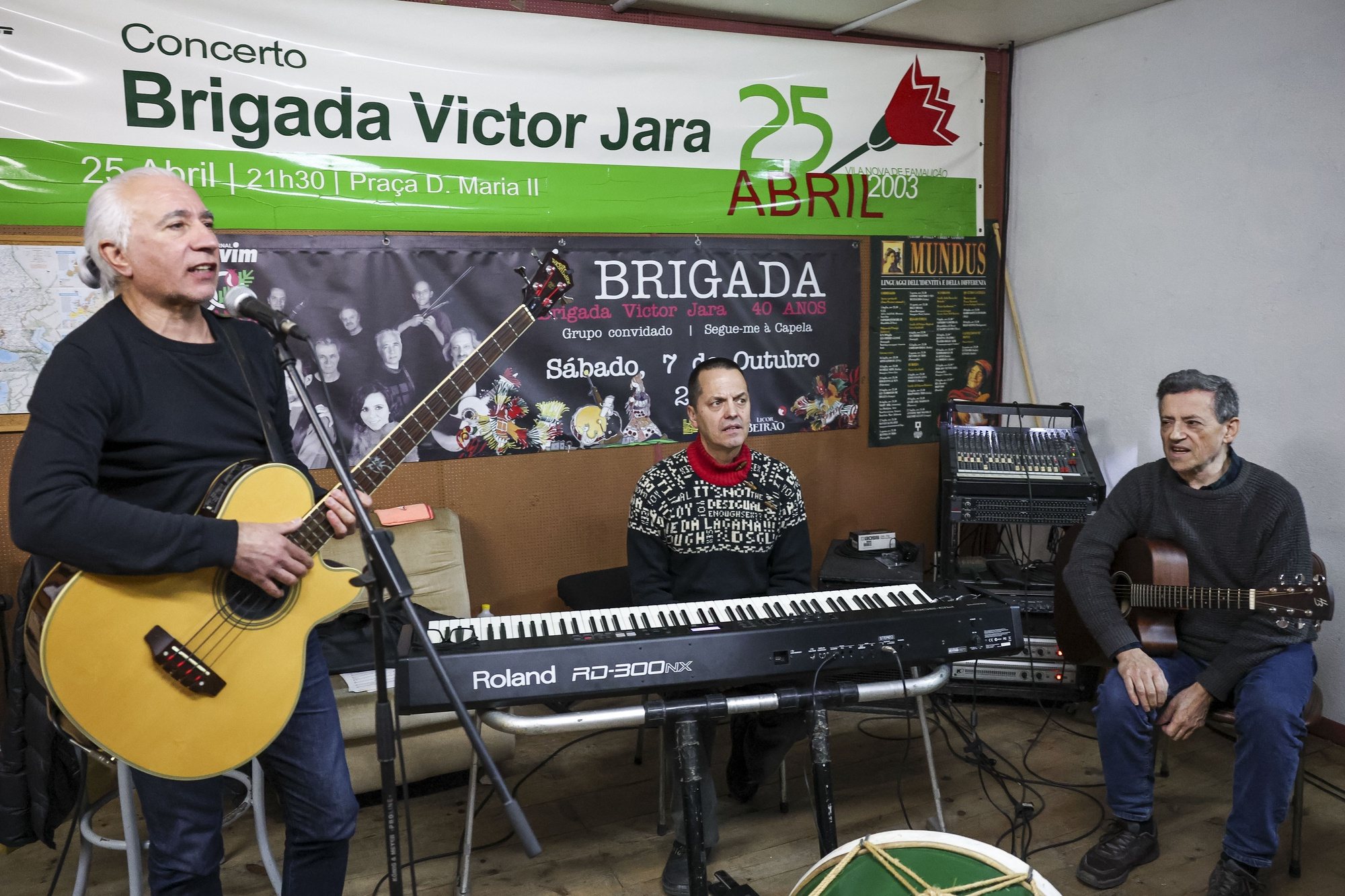 Elementos da Brigada Victor Jara, durante um ensaio da banda. A Brigada nasceu na Lousã, em 1975 e assume o legado do 25 de Abril na área da música tradicional como um compromisso com o futuro da democracia, em Coimbra, 28 de fevereiro de 2024.  (ACOMPANHA TEXTO DE 12 ABRIL 2024) PAULO NOVAIS/LUSA