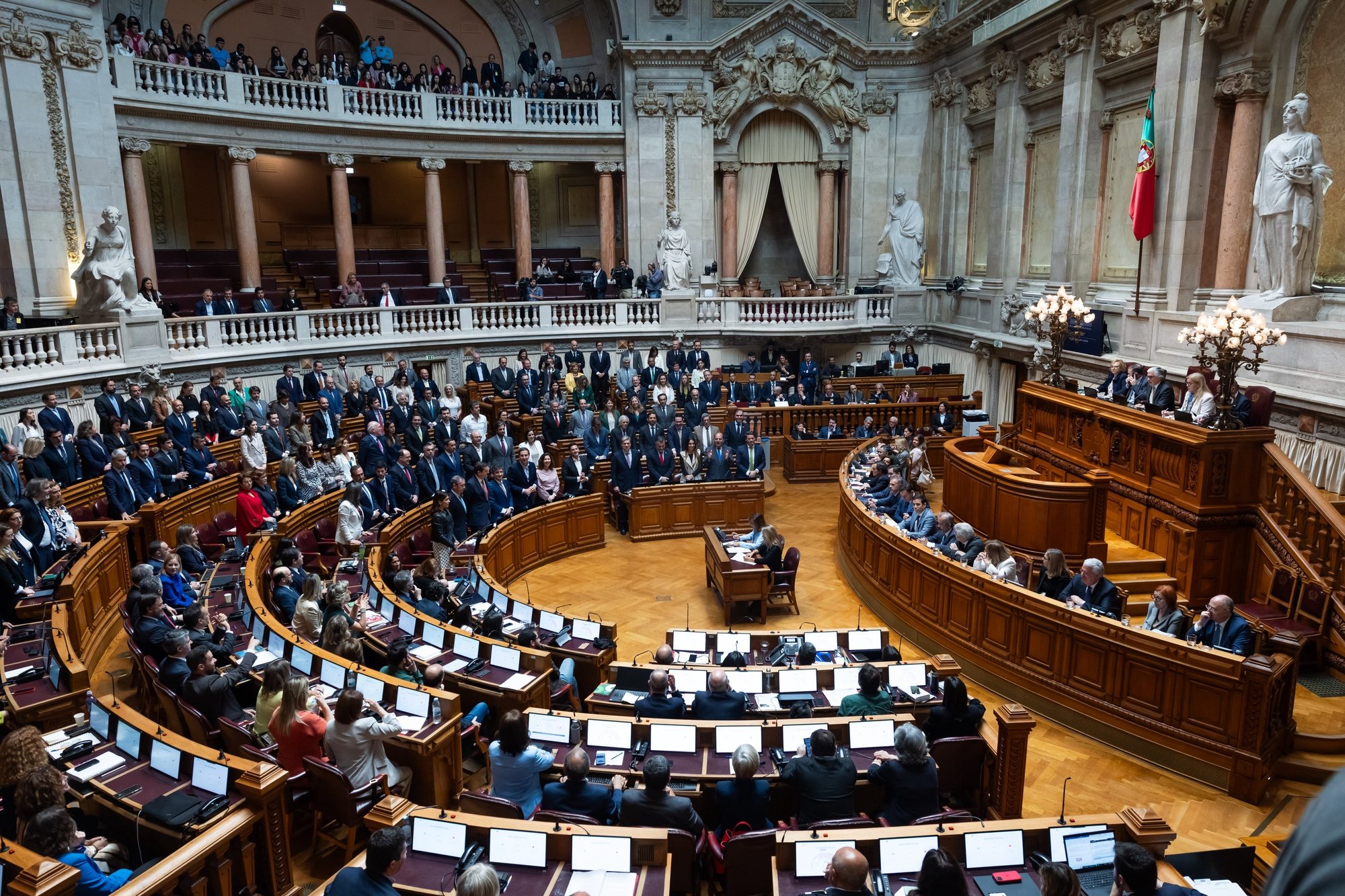 Deputados votam a moção de rejeição ao Governo durante a segunda sessão plenária de discussão do programa de Governo, na Assembleia da República, em Lisboa, 12 de abril de 2024. JOSÉ SENA GOULÃO/LUSA