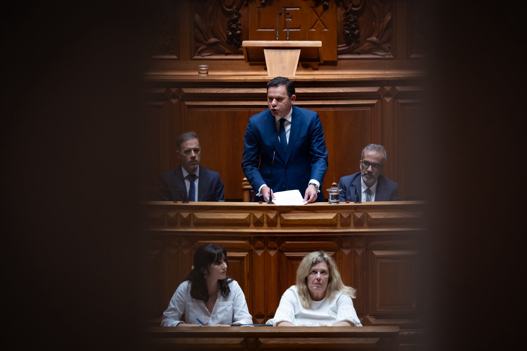 O primeiro-ministro, Luis Montenegro, usa da palavra durante o debate preparatório do Conselho Europeu Especial, na Assembleia da República, em Lisboa, 12 de abril de 2024. JOSÉ SENA GOULÃO/LUSA