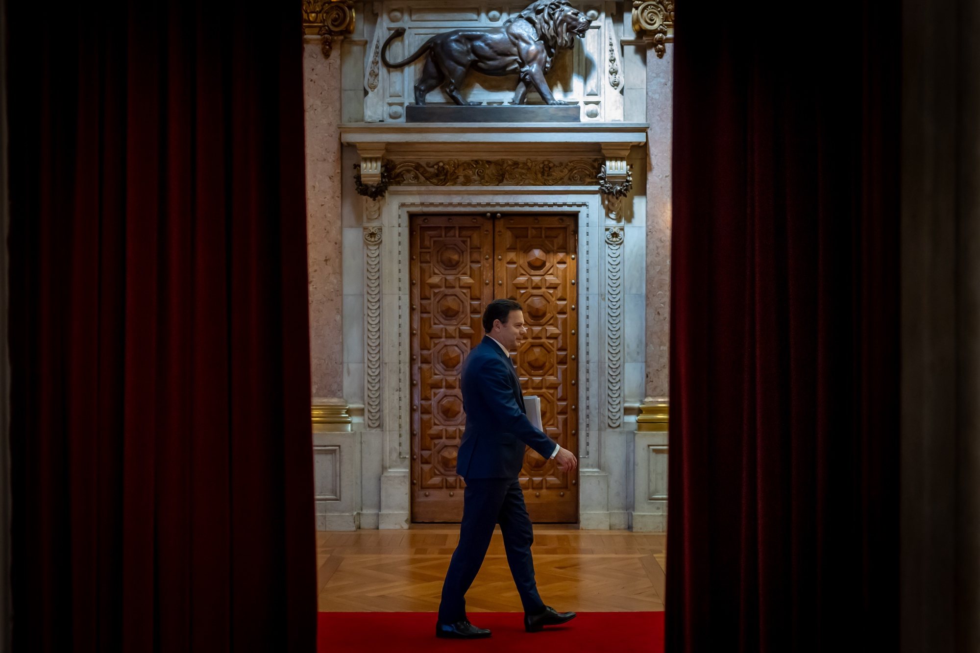 O primeiro-ministro, Luis Montenegro, à entrada para a segunda sessão plenária de discussão do programa de Governo, na Assembleia da República, em Lisboa, 12 de abril de 2024. JOSÉ SENA GOULÃO/LUSA