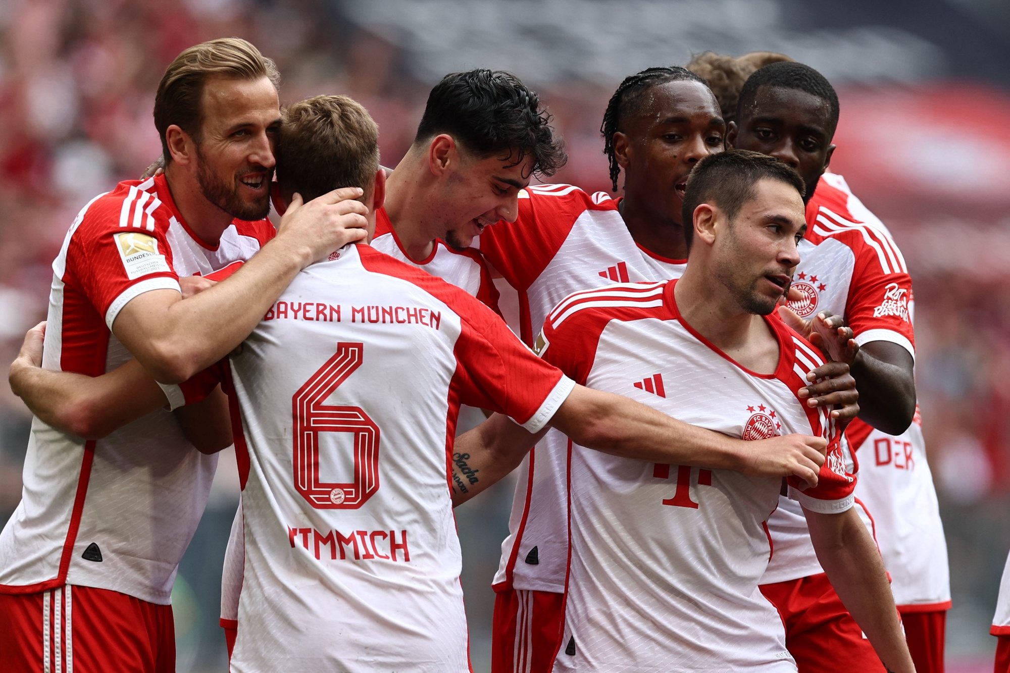 epa11276582 Munich&#039;s Raphael Guerreiro (R) celebrates with teammates after scoring the 1-0 lead during the German Bundesliga soccer match between FC Bayern Munich and 1. FC Cologne in Munich, Germany, 13 April 2024.  EPA/ANNA SZILAGYI CONDITIONS - ATTENTION: The DFL regulations prohibit any use of photographs as image sequences and/or quasi-video.