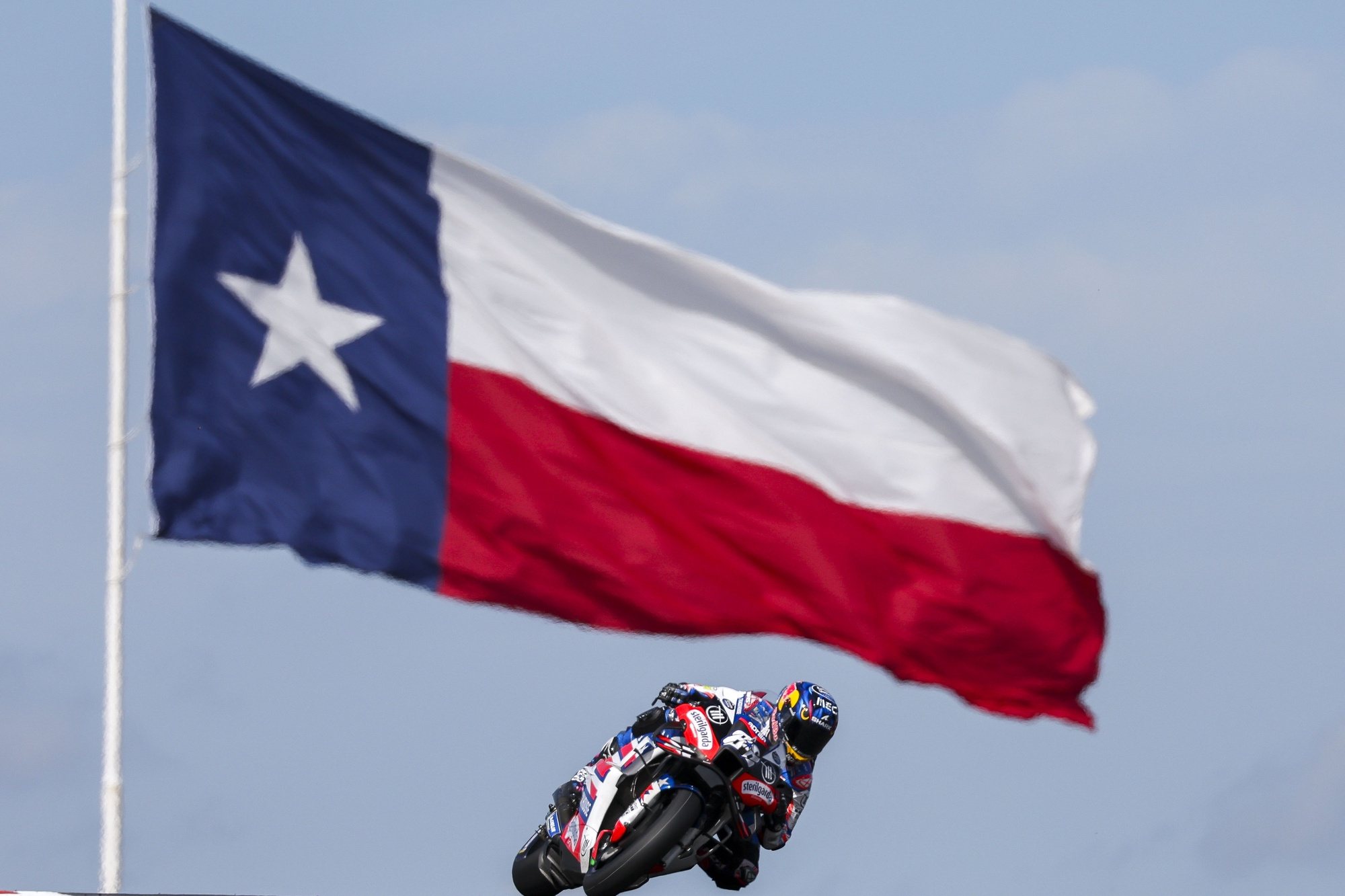 epa11277032 Portuguese rider Miguel Oliveira of the Trackhouse Racing Team in action during  qualifying for the MotoGP category for the Motorcycling Grand Prix of The Americas at the Circuit of The Americas in Austin, Texas, USA, 13 April 2024.  EPA/ADAM DAVIS