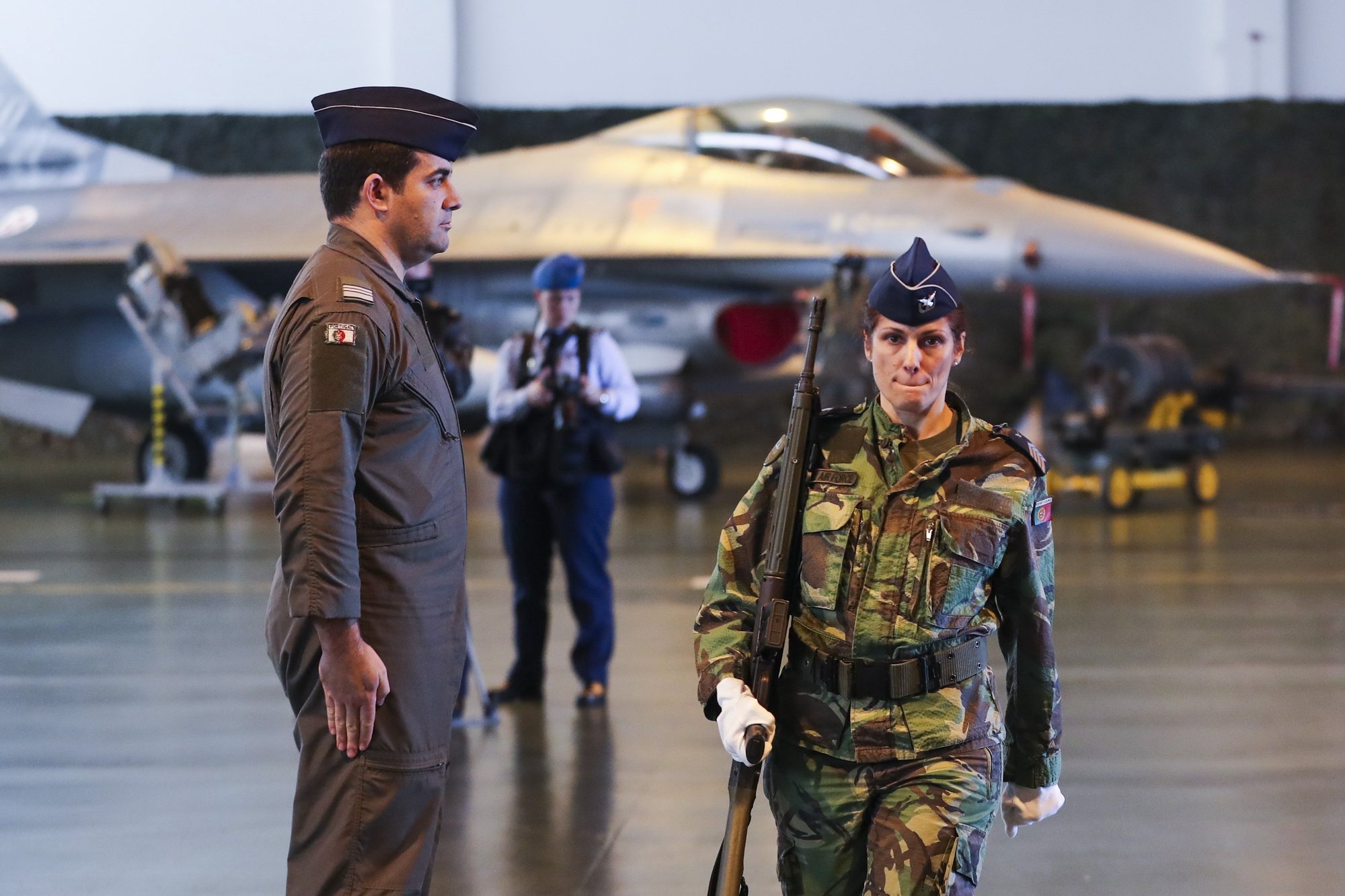 O tenente-coronel José Dias , comandante da  Força Nacional Destacada, no âmbito da missão ‘Enhanced Air Policing 2024’ (eAP24) da Oranização do Tratado do Atlântico Norte (NATO), recebe o Estandarte Nacional que acompanhará os militares no Teatro de Operações da Lituânia, na Base Aérea de Monte Real em Leiria, 21 março de 2024. A decorrer de 01 de abril a 31 de julho de 2024, a eAP24 envolve a participação de até 95 militares da Força Aérea e quatro aeronaves F-16M, que vão operar a partir da Base Aérea de Siauliai, na Lituânia, rendendo a França, país que atualmente está incumbido desta missão. PAULO CUNHA/LUSA