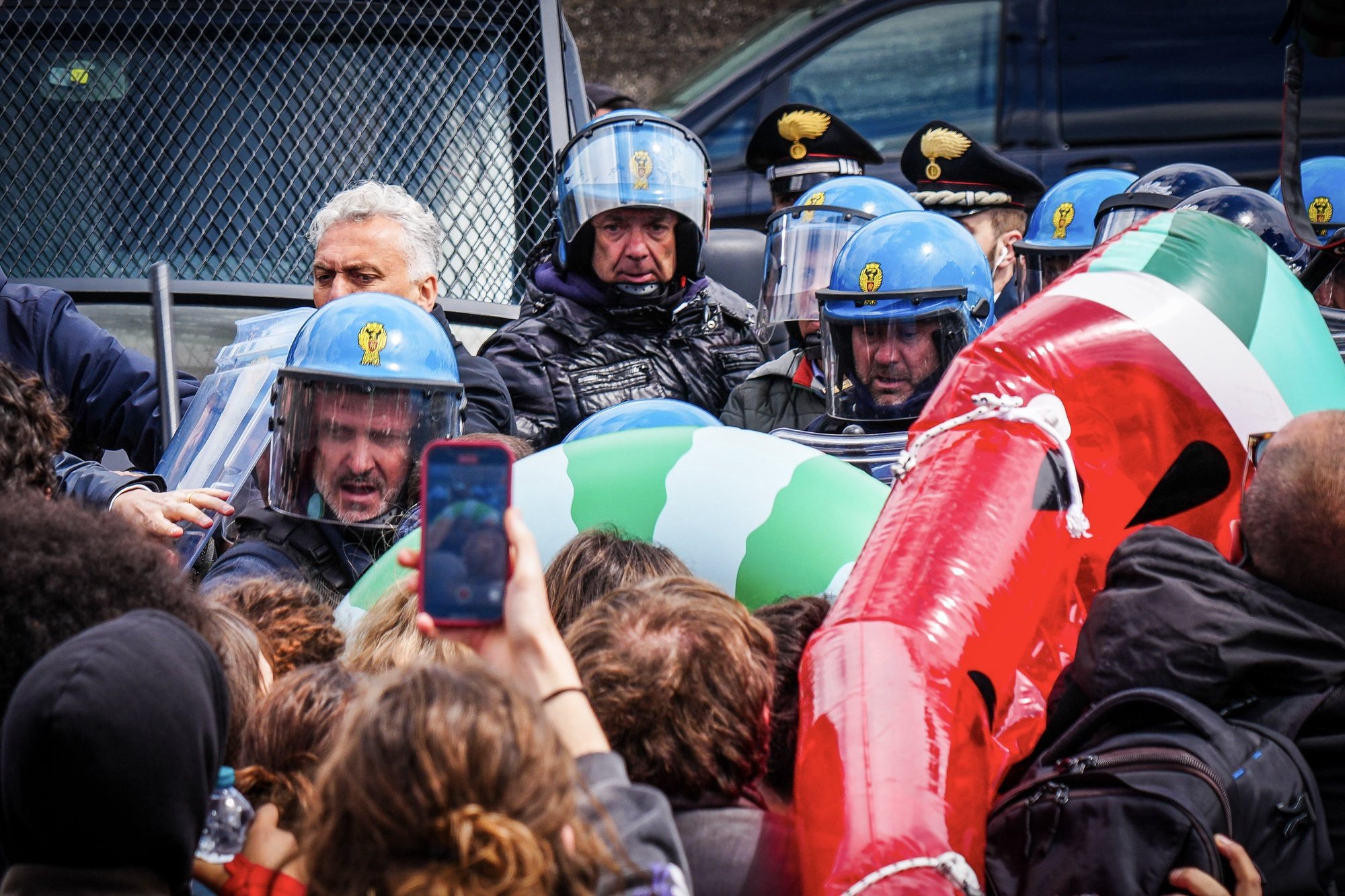 epa11288314 Police officers scuffle with protesters during a demonstration by students against the G7 foreign ministers&#039; meeting and in solidarity with the Palestinian people, in Naples, Italy, 19 April 2024. The Italian resort island of Capri hosted three days of G7 foreign ministers&#039; meetings, from 17 to 19 April, to discuss support for Ukraine and addressing the crisis in the Middle East, among other topics.  EPA/CESARE ABBATE