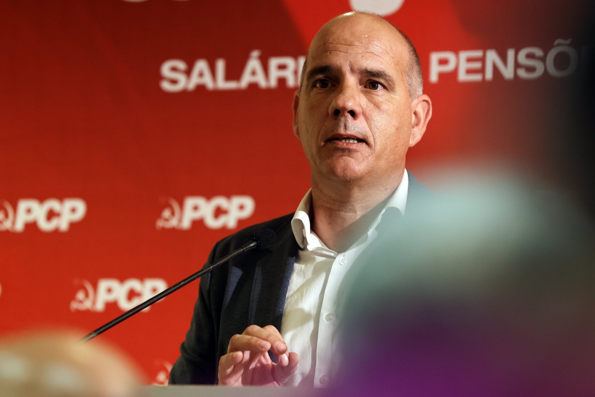 O secretário-geral do Partido Comunista Portuguê (PCP), Paulo Raimundo, intervém durante uma apresentação do Programa de Emergência para o SNS, em Lisboa, 19 de abril de 2024. MANUEL DE ALMEIDA/LUSA