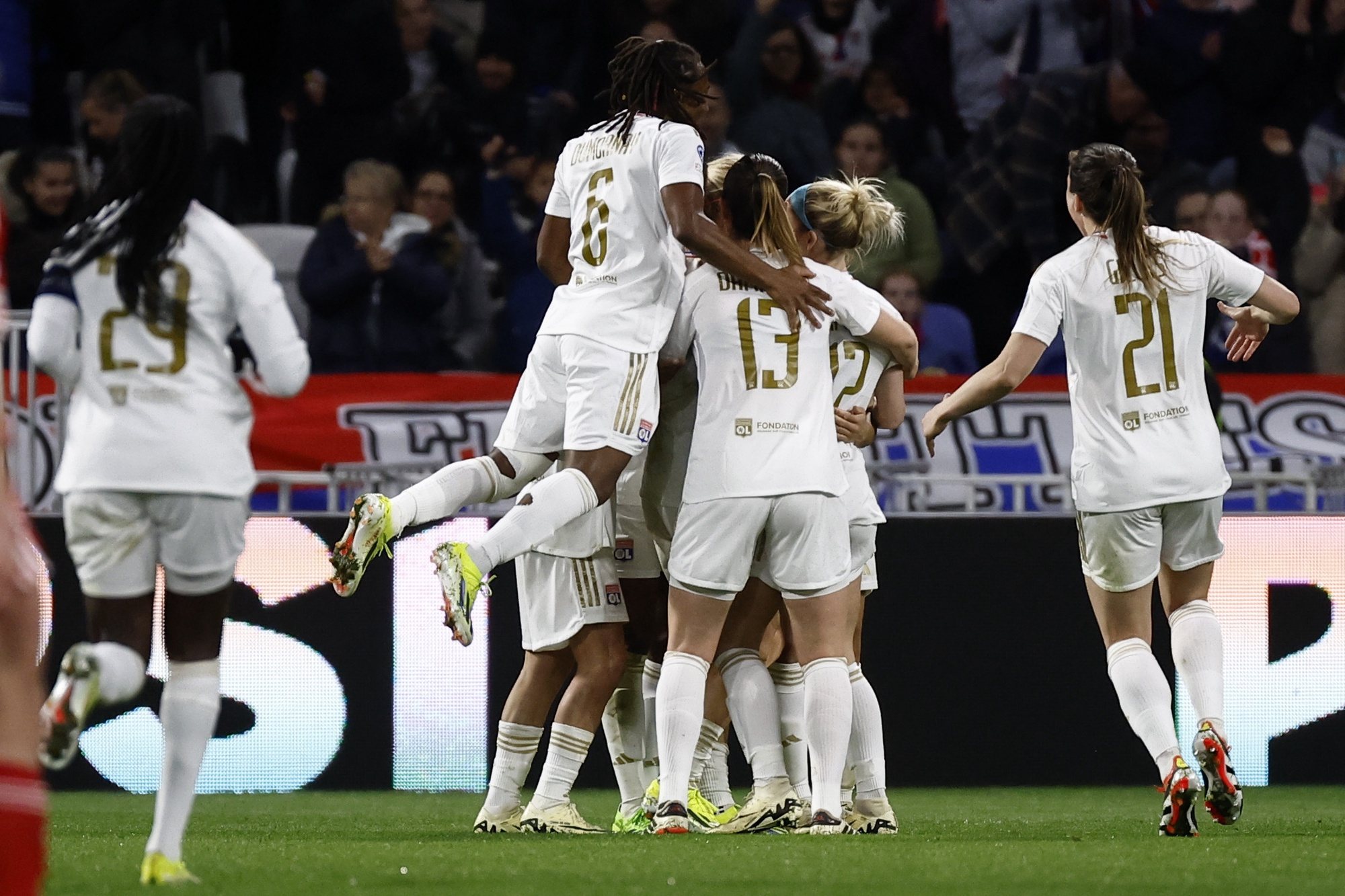 epa11247356 Players of Lyon celebrate the 2-1 goal scored by their teammate Delphine Cascarino during the UEFA Women&#039;s Champions League quarter-final, 2nd leg match between Olympique Lyon and Benfica in Decines-Charpieu, near Lyon, France, 27 March 2024.  EPA/MOHAMMED BADRA