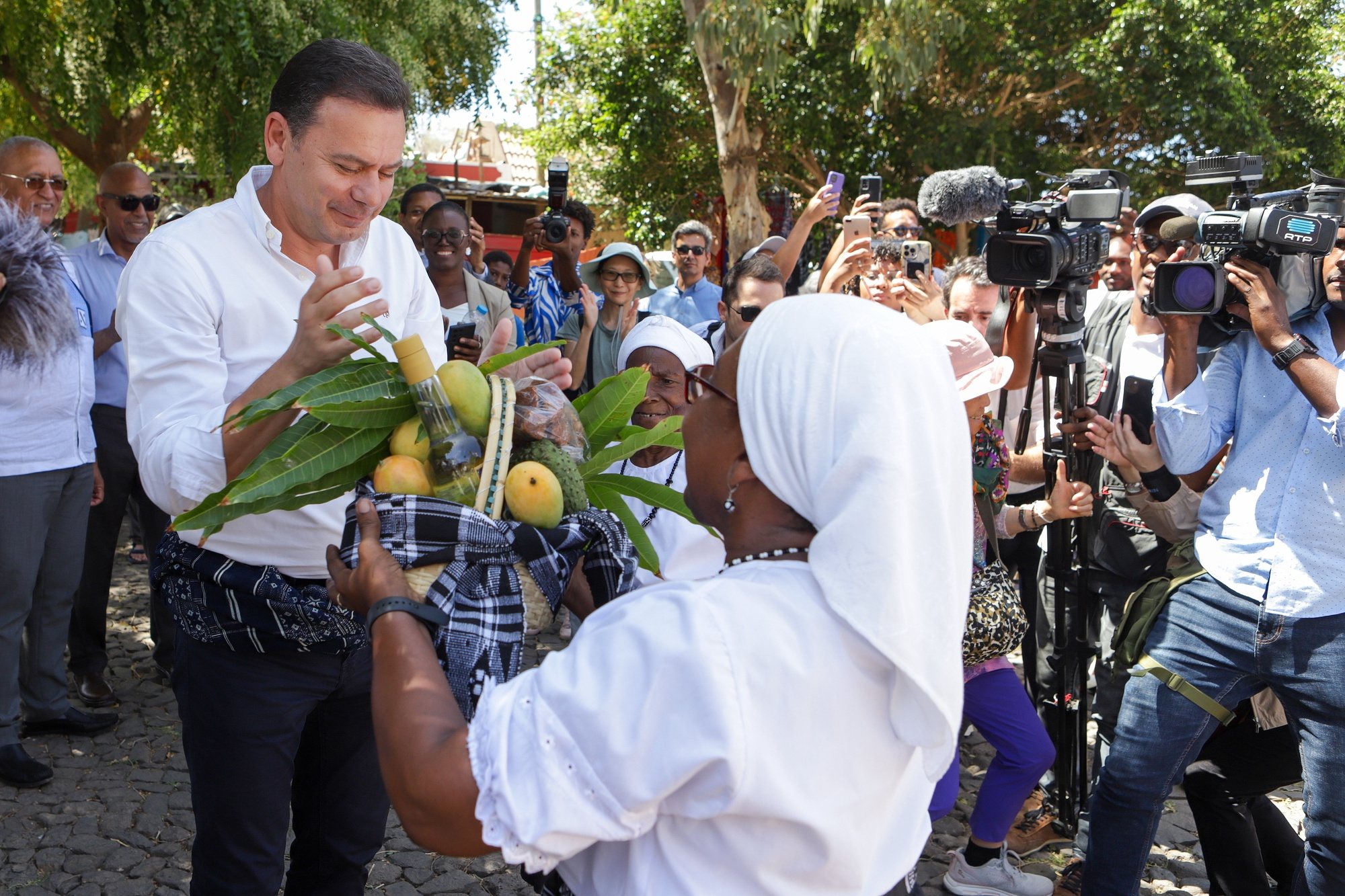 O primeiro-ministro de Portugal, Luís Montenegro (E), durante uma visita ao Sítio Histórico da Cidade Velha (Ribeira Grande), na cidade da Praia, ilha de Santiago, Cabo Verde, 21 de abril de 2024. ELTON MONTEIRO/LUSA