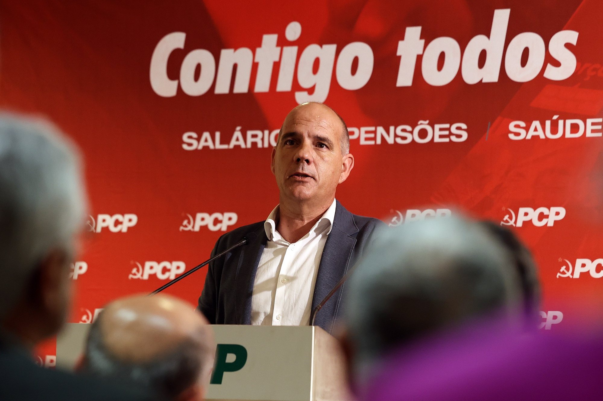 O secretário-geral do Partido Comunista Portuguê (PCP), Paulo Raimundo, intervém durante uma apresentação do Programa de Emergência para o SNS, em Lisboa, 19 de abril de 2024. MANUEL DE ALMEIDA/LUSA
