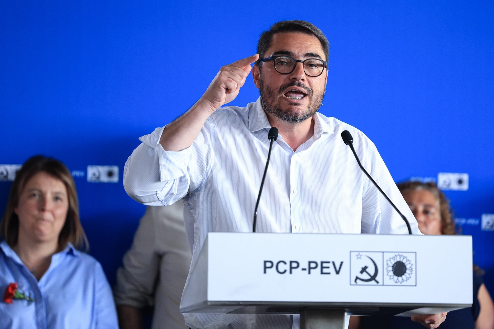 O membro do Partido Comunista Português (PCP) e cabeça de lista pela coligação CDU às eleições Europeias, João Oliveira, intervém durante um almoço comemorativo dos 50 anos do 25 de Abril, em São João da Talha, Loures,  21 de abril de 2024. ANTÓNIO COTRIM/LUSA