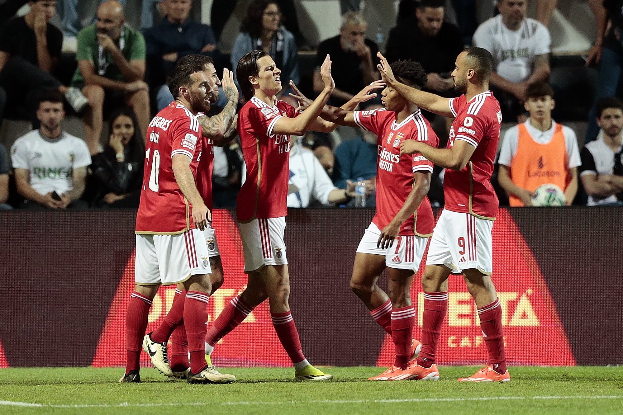 Benfica player Alvaro Carreras (C) celebrates with his team mates after scoring a goal against Farense during the Portuguese First League soccer match, held at Sao Luis stadium, in Faro, Portugal, 22 April 2024. LUIS BRANCA/LUSA