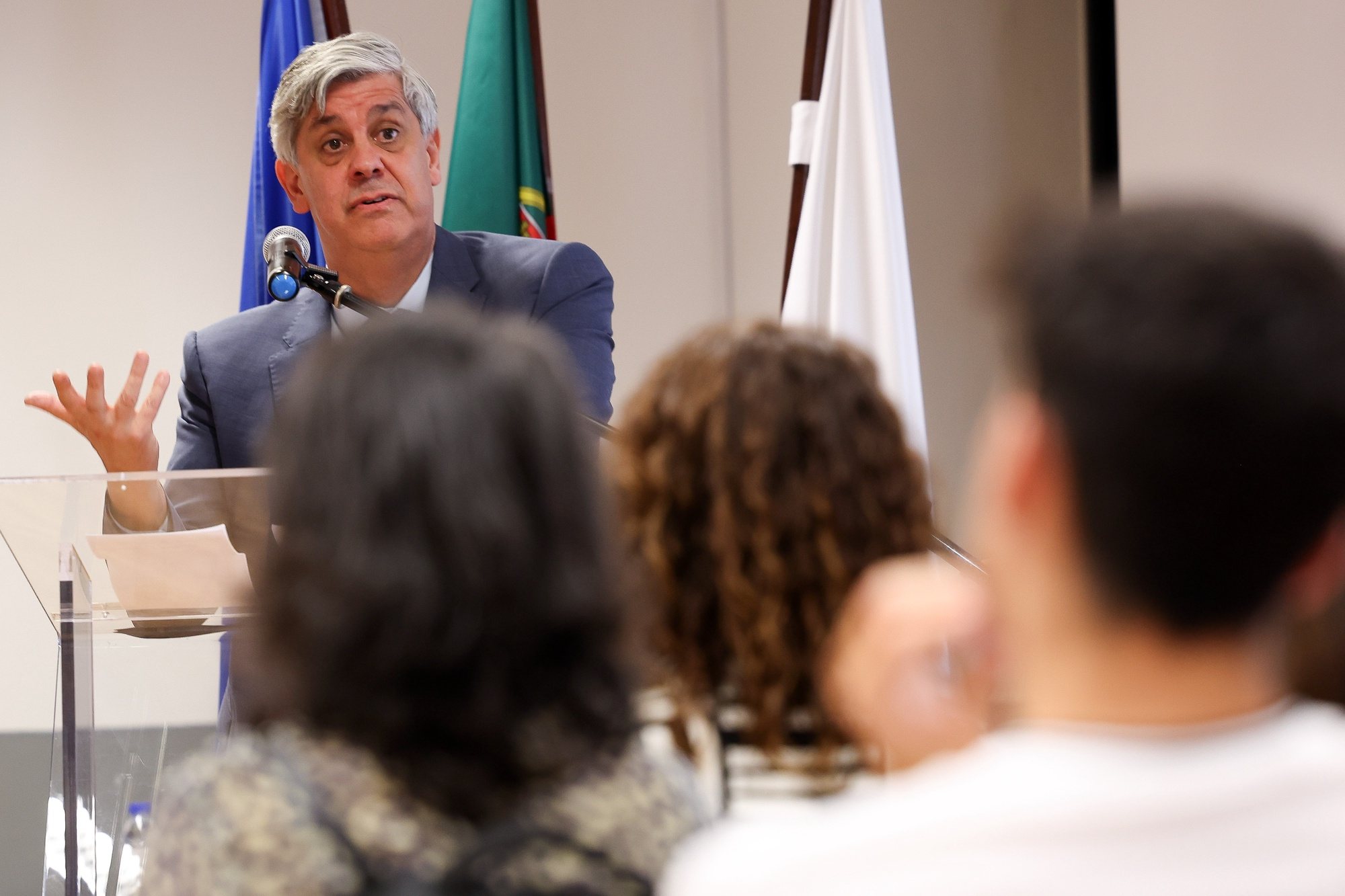 O governador do Banco de Portugal Mário Centeno, intervém durante uma aula aberta na Escola Secundária de Vila Real de Santo António, 23 de abril de 2024. LUÍS FORRA/LUSA