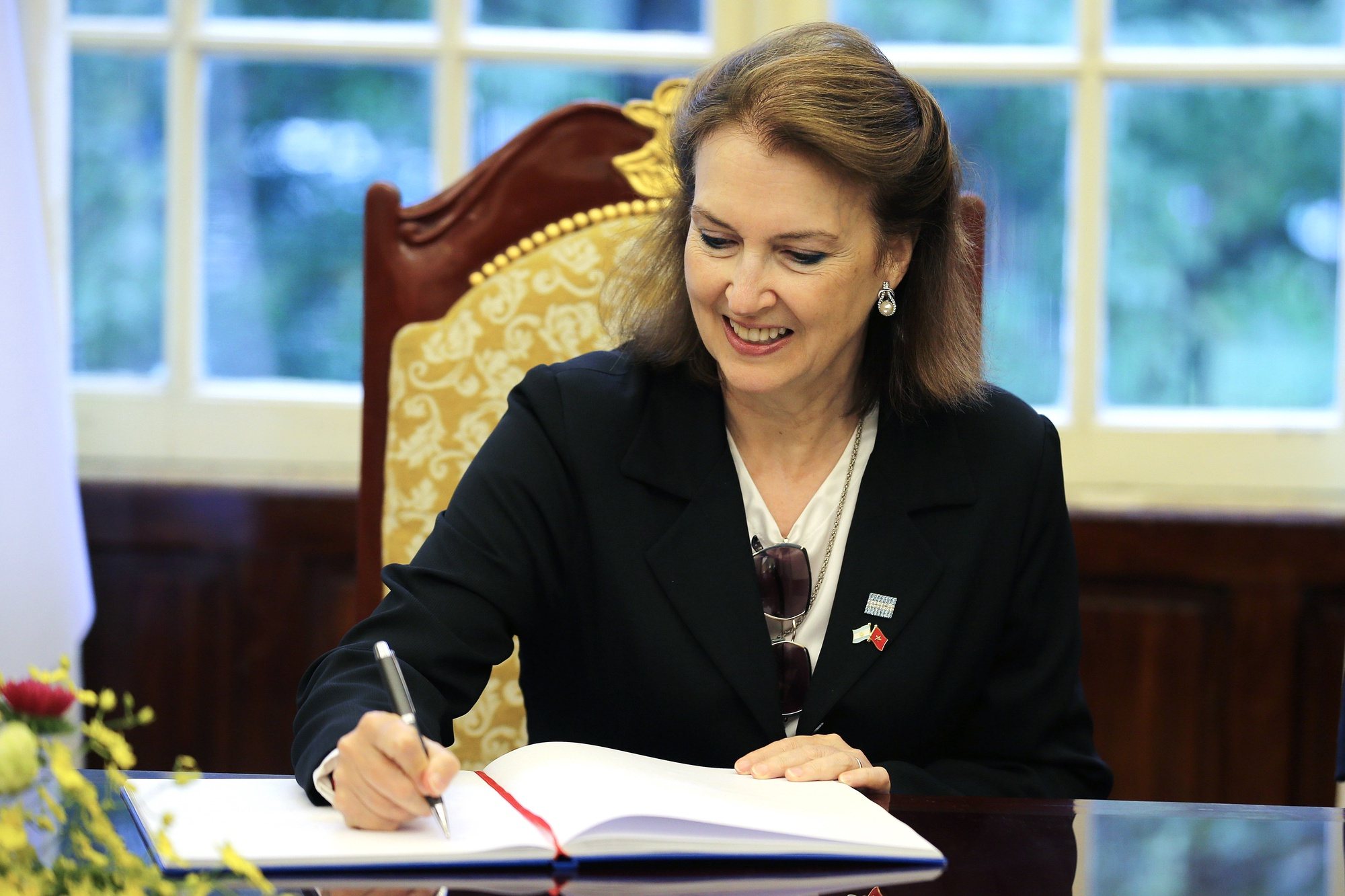 epa11229128 Argentine Foreign Minister Diana Mondino signs a guest book before a meeting with Vietnamese counterpart Bui Thanh Son (not pictured) at the Government Guest House in Hanoi, Vietnam, 19 March 2024. Mondino is on an official visit to Vietnam from 19 to 21 March, as part of an Asian tour that will also take her to Japan.  EPA/LUONG THAI LINH