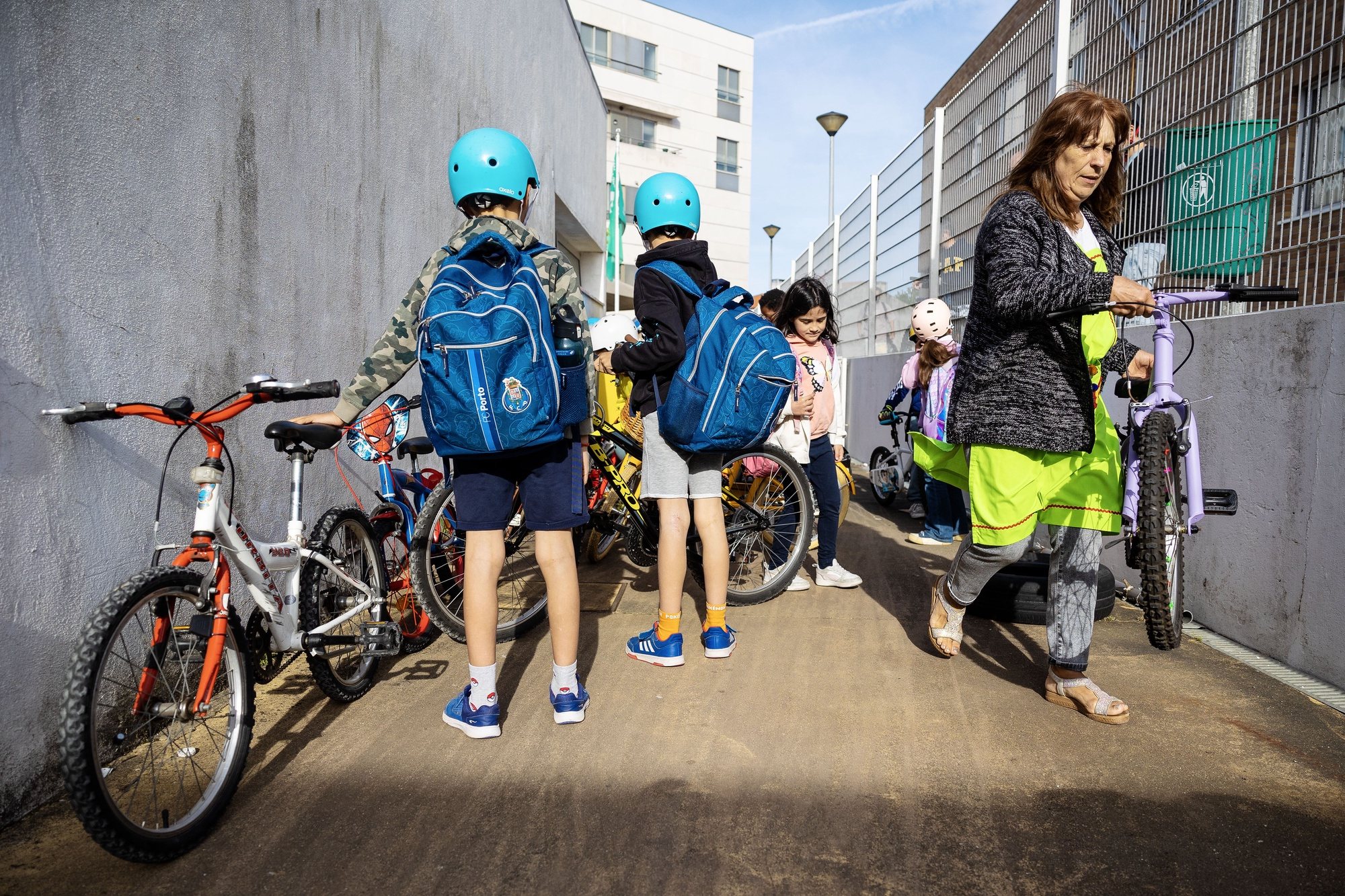 Crianças participam num projeto-piloto que consiste em criar um comboio de bicicleta, incentivando as crianças a ir de bicicleta para a escola tendo um motorista no início do comboio, São Mamede Infesta, Porto, 24 de abril de 2024. JOSÉ COELHO/LUSA