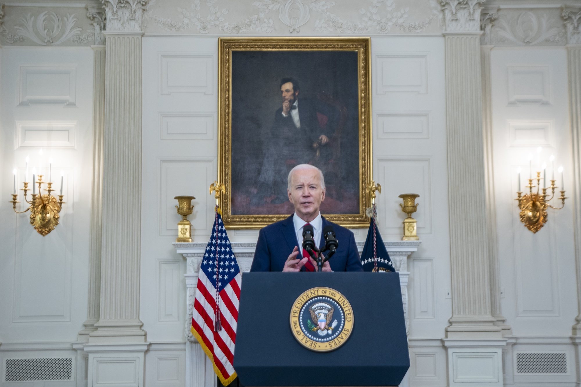 epa11297893 US President Joe Biden delivers remarks on the National Security Supplemental in the State Dining Room of the White House in Washington, DC, USA, 24 April 2024. President Biden has signed the 95.3 billion US dollars foreign aid package for Ukraine, Israel and Taiwan that was overwhelmingly passed by the Senate on 23 April.  EPA/SHAWN THEW
