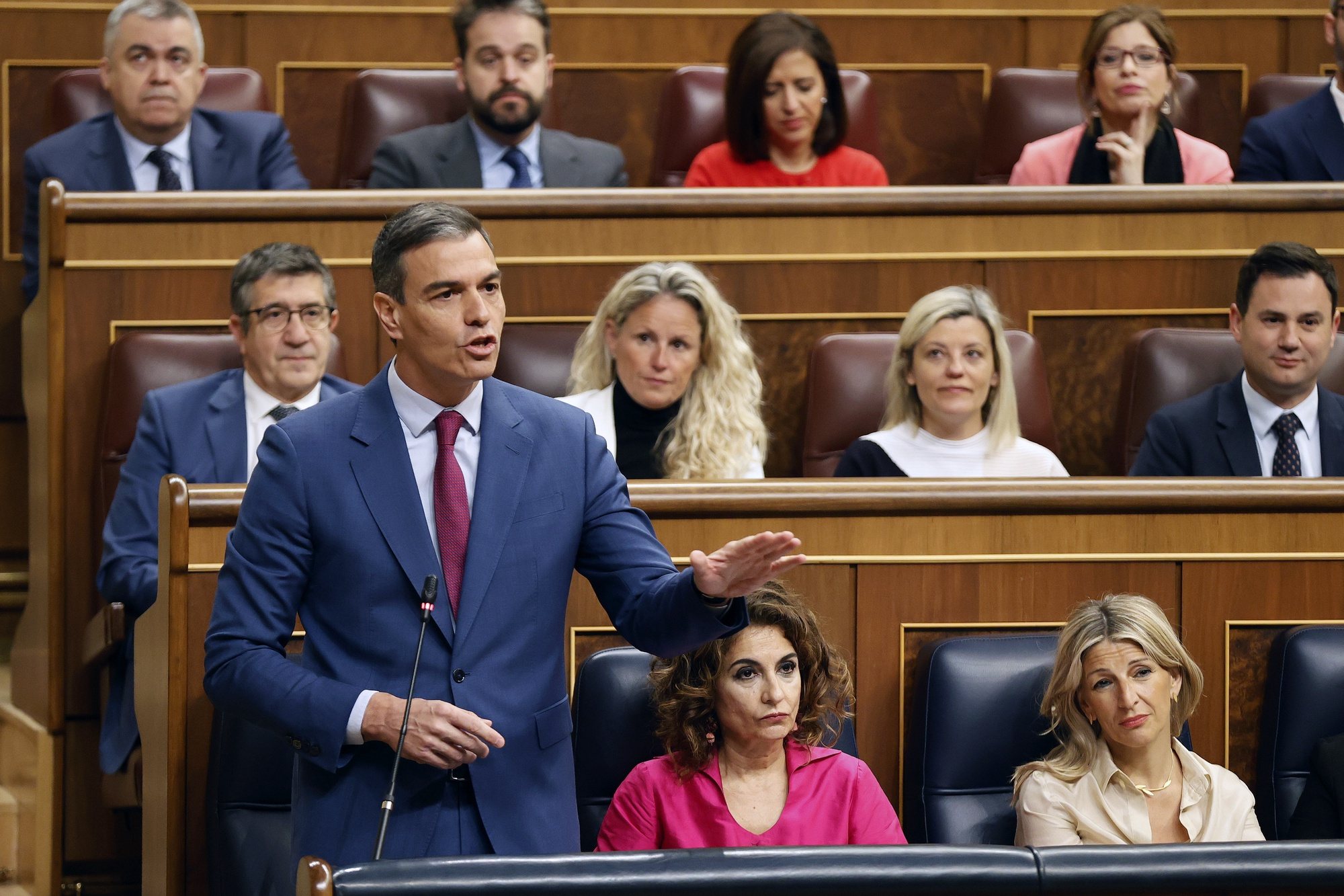epa11297069 Spain&#039;s Prime Minister Pedro Sanchez (L) speaks during question time at the Lower House in Madrid, Spain, 24 April 2024.  EPA/J.P. GANDUL