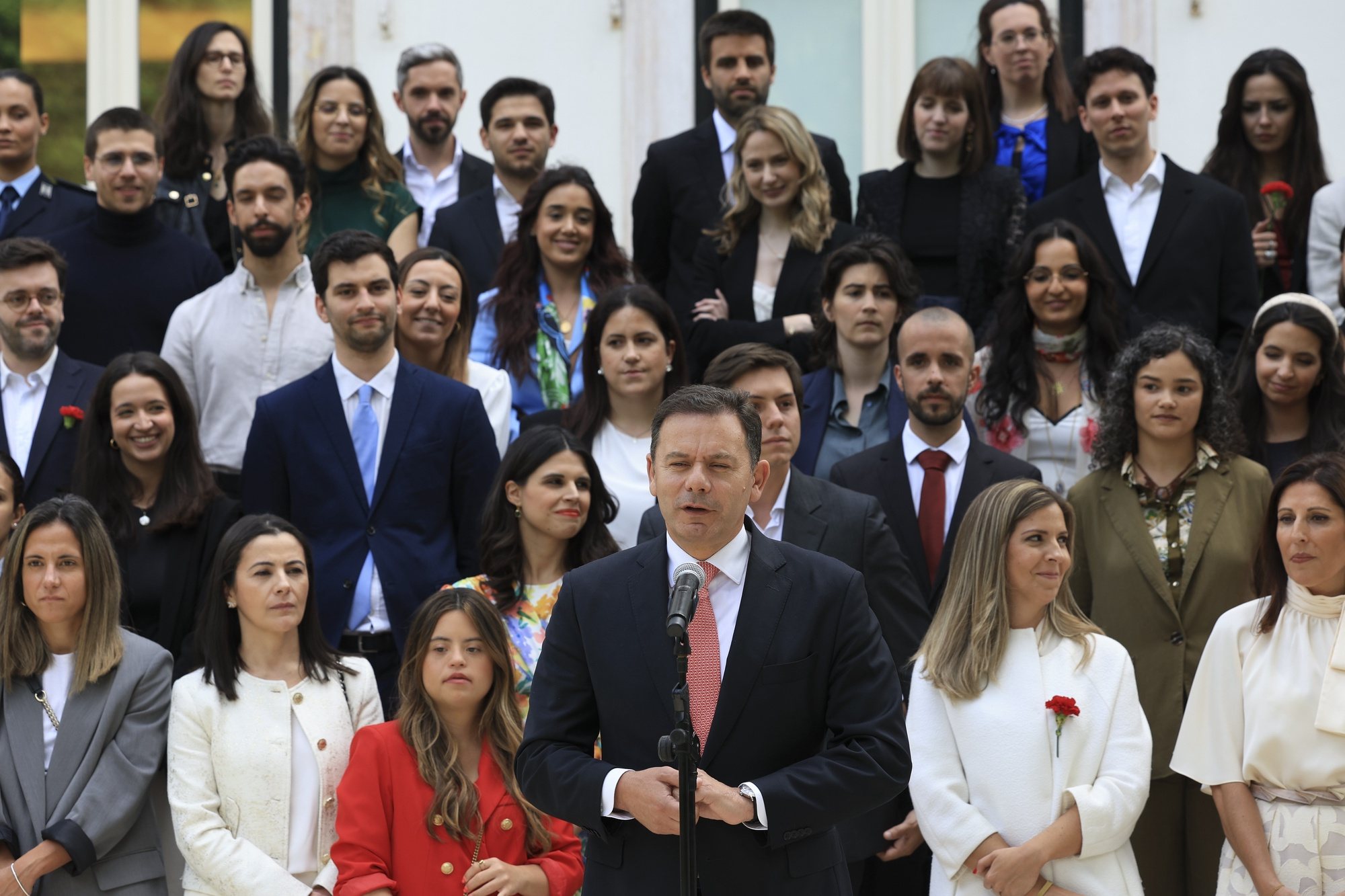 O primeiro-ministro, Luís Montenegro, discursa no encontro com 50 jovens, durante as comemorações dos 50 anos do 25 de Abril de 1974, cerimónia que decorreu no Palácio de S. Bento em Lisboa, 25 de abril de 2024. ANTÓNIO COTRIM/LUSA