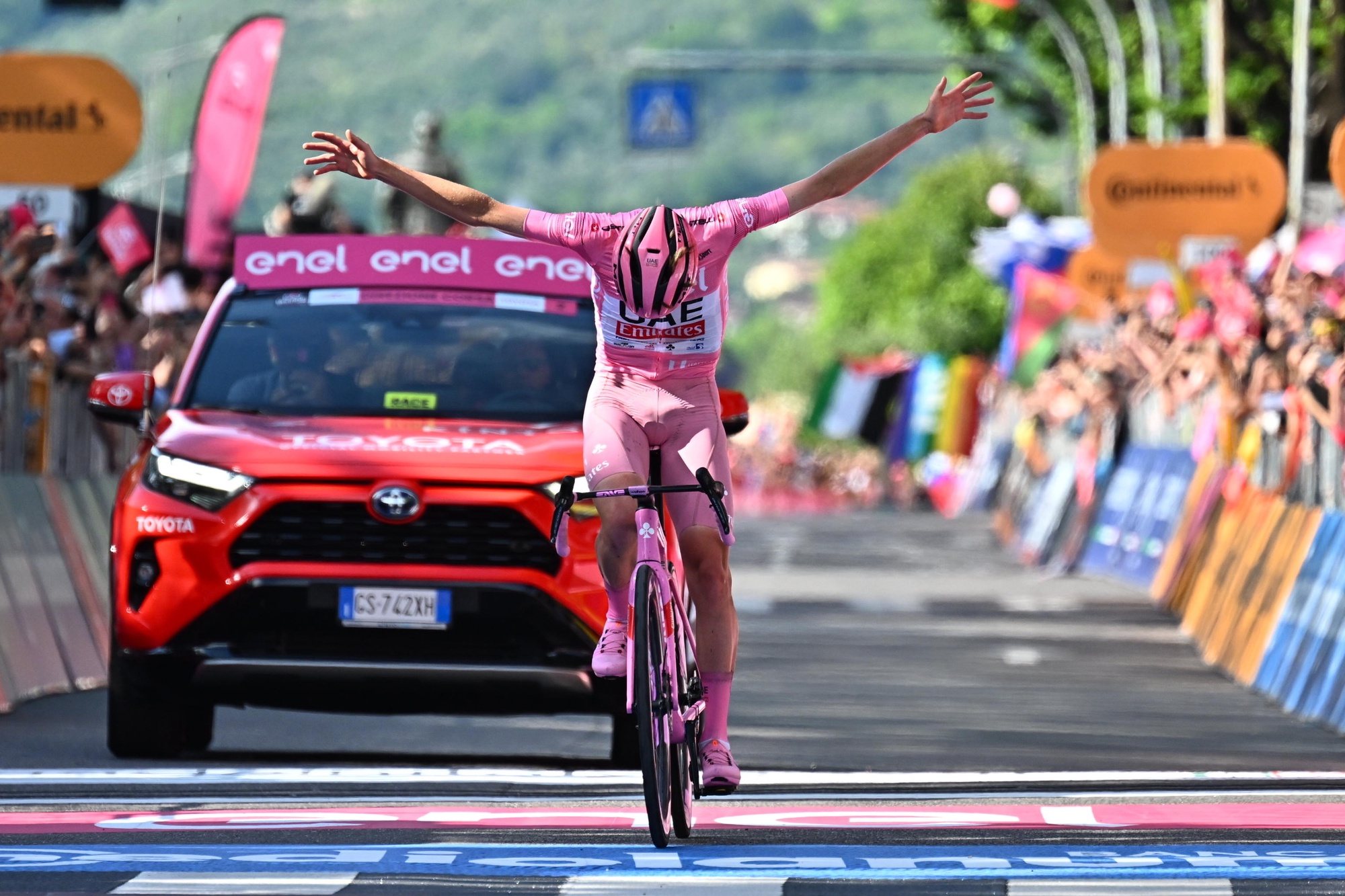 epa11368717 Slovenian rider Tadej Pogacar of Uae Team Emirates celebrates after crossing the finish line and win the 20th stage of the 107 Giro d&#039;Italia 2024, cycling race over 184 km from Alpago to Bassano del Grappa, Italy, 25 May 2024.  EPA/LUCA ZENNARO