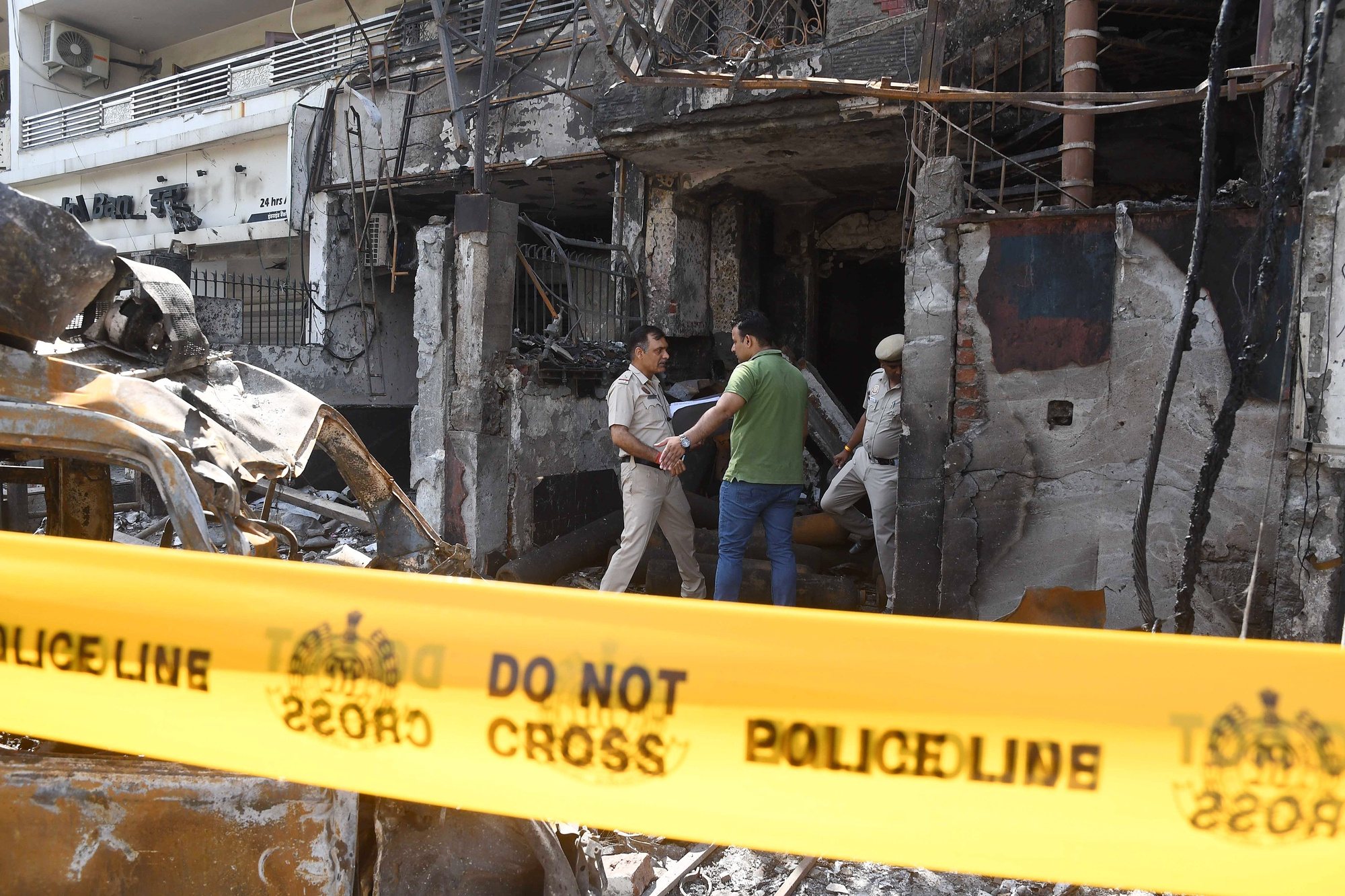 epa11370951 Indian policemen inspect the site of a fire which broke at a children hospital in New Delhi, India, 26 May 2024. At least six newborns died in the blaze in the capital late on 25 May, police officials said.  EPA/MANISH JAIN