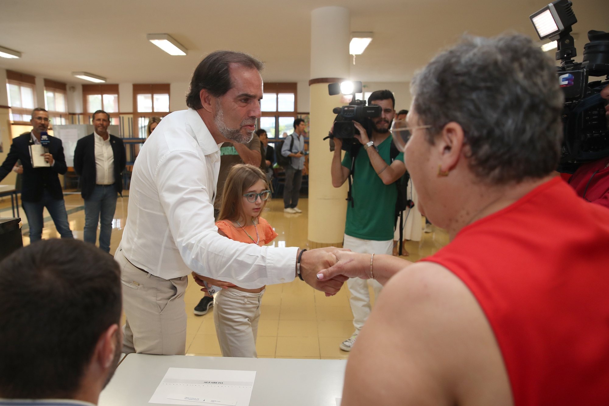 Miguel Albuquerque, cabeça de lista e presidente do PSD Madeira (Partido Social Democrata), candidato a deputado à Assembleia Legislativa da Madeira, esta tarde quando cumprimentava elemento da mesa de voto onde votou, na freguesia de São Martinho, no Funchal, Madeira, 26 de maio de 2024. HOMEM DE GOUVEIA/LUSA