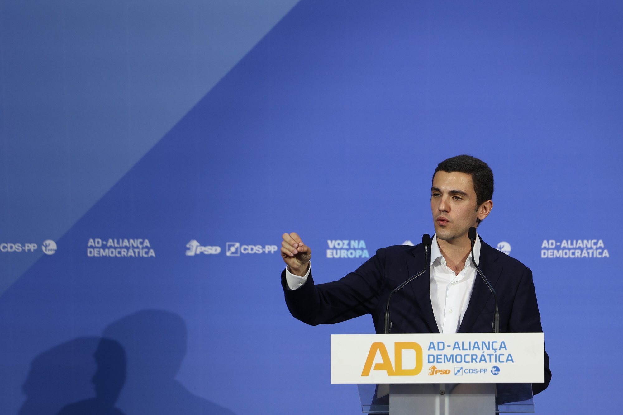 O cabeça de lista da Aliança Democrática às eleições europeias, Sebastião Bugalho, durante o comício em Évora, 27 de maio de 2024. TIAGO PETINGA/LUSA