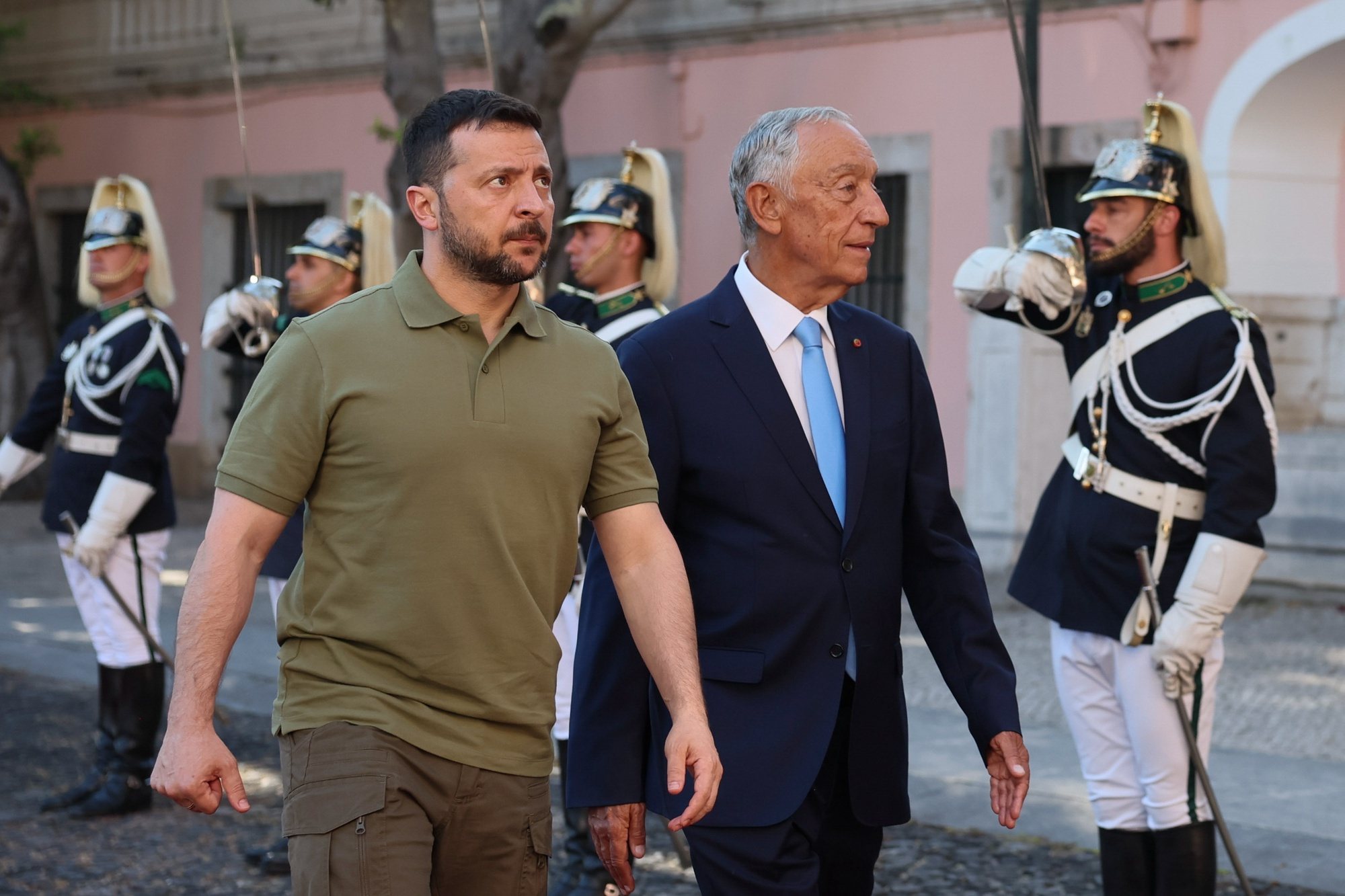 epa11376185 Portuguese President Marcelo Rebelo de Sousa (R) welcomes Ukraine&#039;s President Volodymyr Zelensky at Belem Palace in Lisbon, Portugal, 28 May 2024. President Zelensky is on a working visit to Portugal to strengthen bilateral relations, especially cooperation in the field of security and defense.  EPA/MANUEL DE ALMEIDA