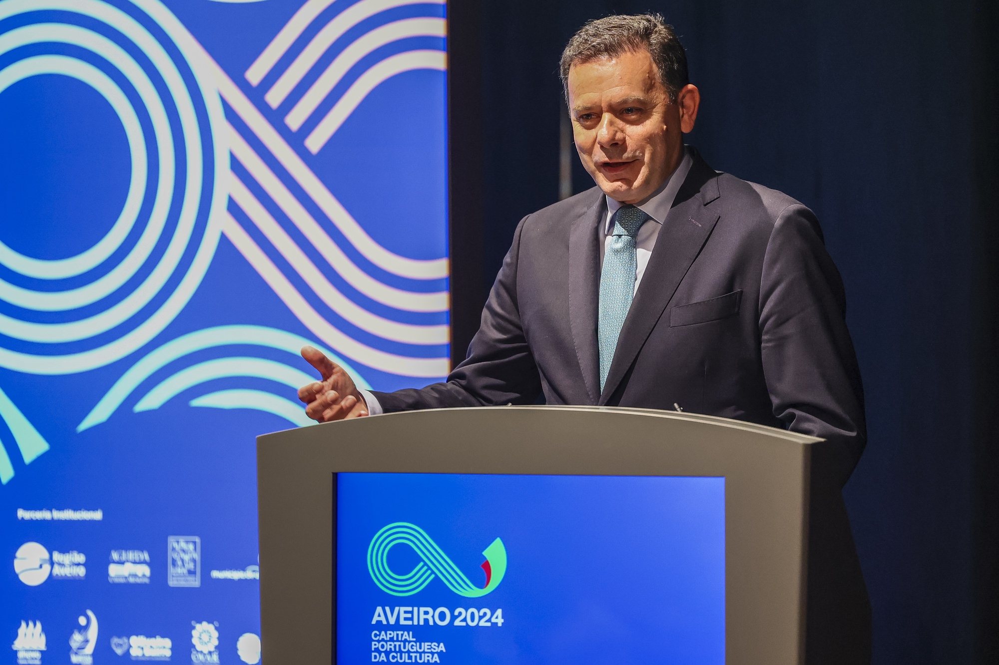 O primeiro-ministro, Luís Montenegro, intervém na sessão de encerramento da conferência “Cultura e Democracia”, no âmbito do 10.º aniversário do Observador, no Centro de Congressos de Aveiro, 29 de maio de 2024. PAULO NOVAIS/LUSA