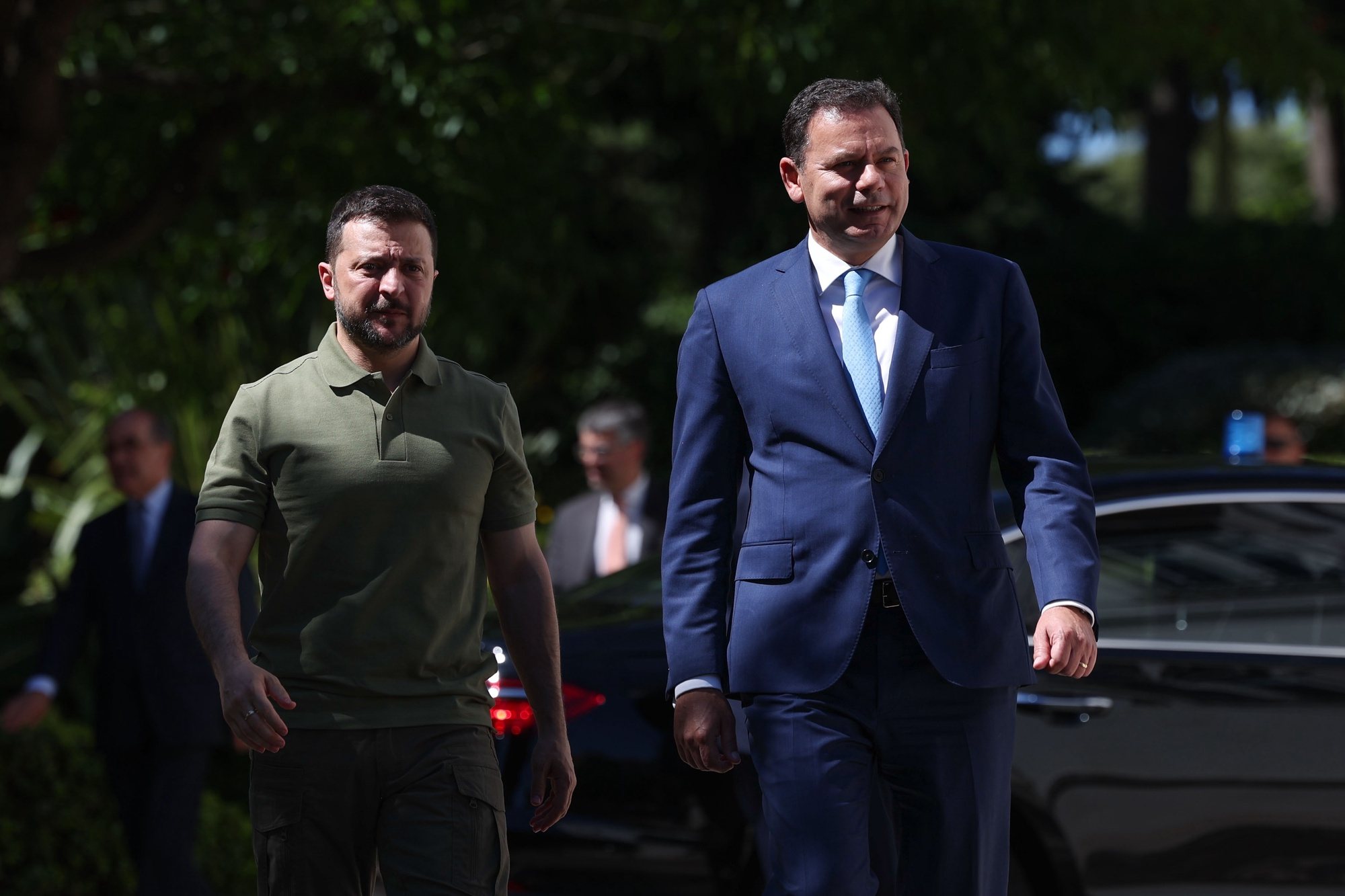 epa11375676 Portuguese Prime Minister Luis Montenegro (R) welcomes Ukraine&#039;s President Volodymyr Zelensky (L) at Sao Bento Palace in Lisbon, Portugal, 28 May 2024. President Zelensky is on a working visit to Portugal to strengthen bilateral relations, especially cooperation in the field of security and defense.  EPA/JOSE SENA GOULAO