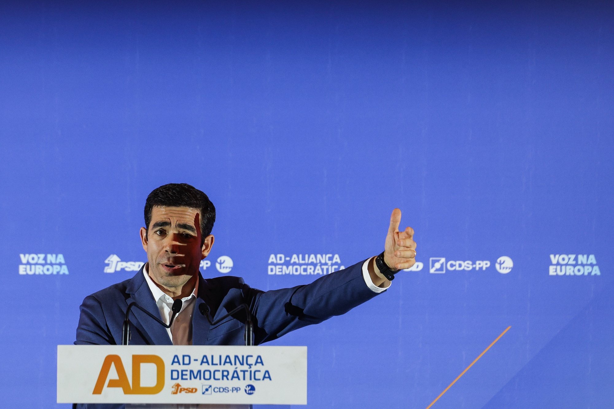 O vice-presidente do Partido Social-Democrata (AD), António Leitão Amaro, usa da palavra durante o almoço-comicio em Coimbra, inserido na campanha para as eleições europeias, 30 de maio de 2024. TIAGO PETINGA/LUSA