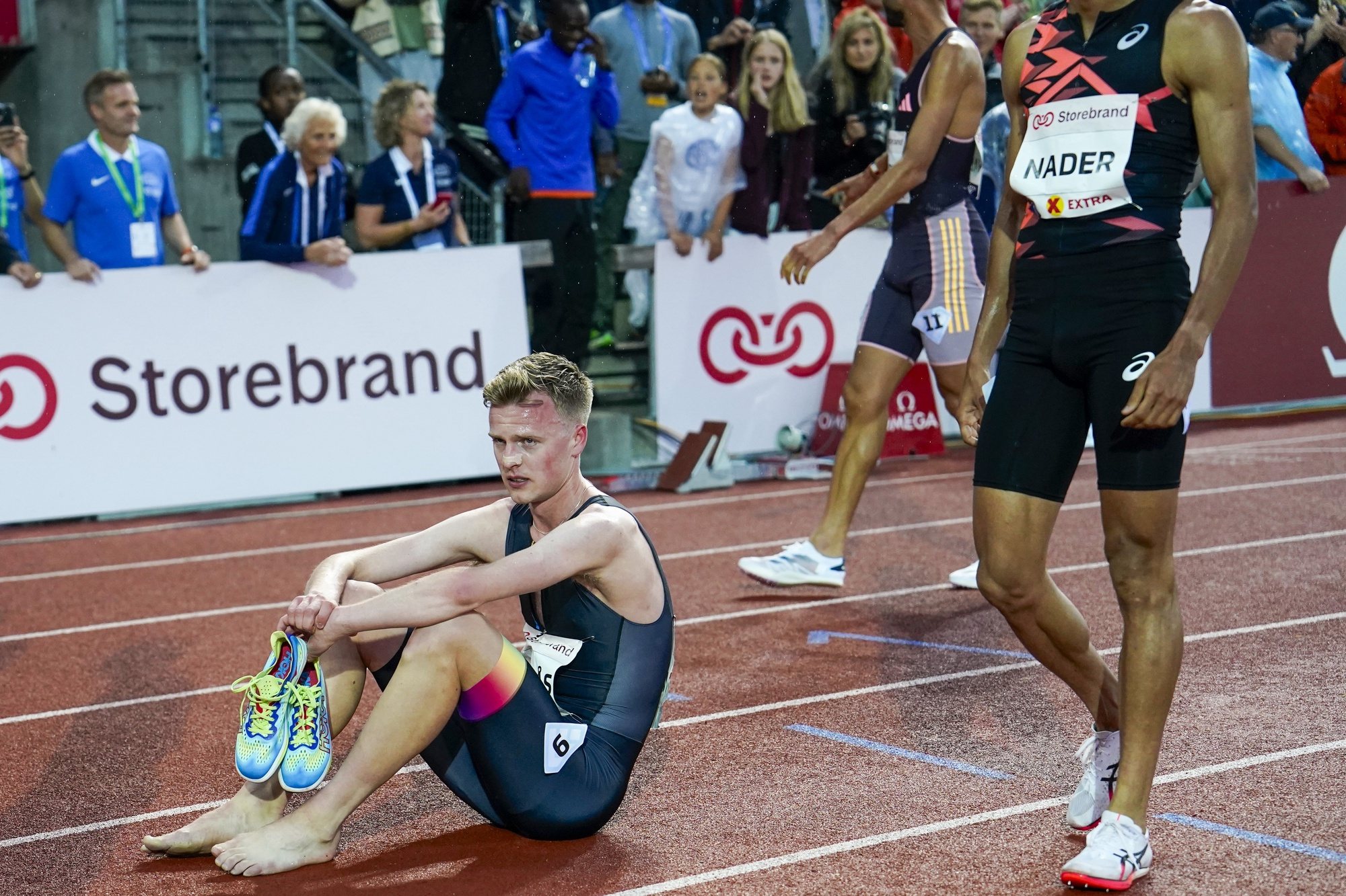 epa11380495 Narve Gilje Nordas of Norway sits on the ground holding his shoes after losing one of them during the men&#039;s 400 meter event at the World Athletics Diamond League Bislett Games 2024 at Bislett Stadium, in Oslo, Norway, 30 May 2024.  EPA/Beate Oma Dahle  NORWAY OUT