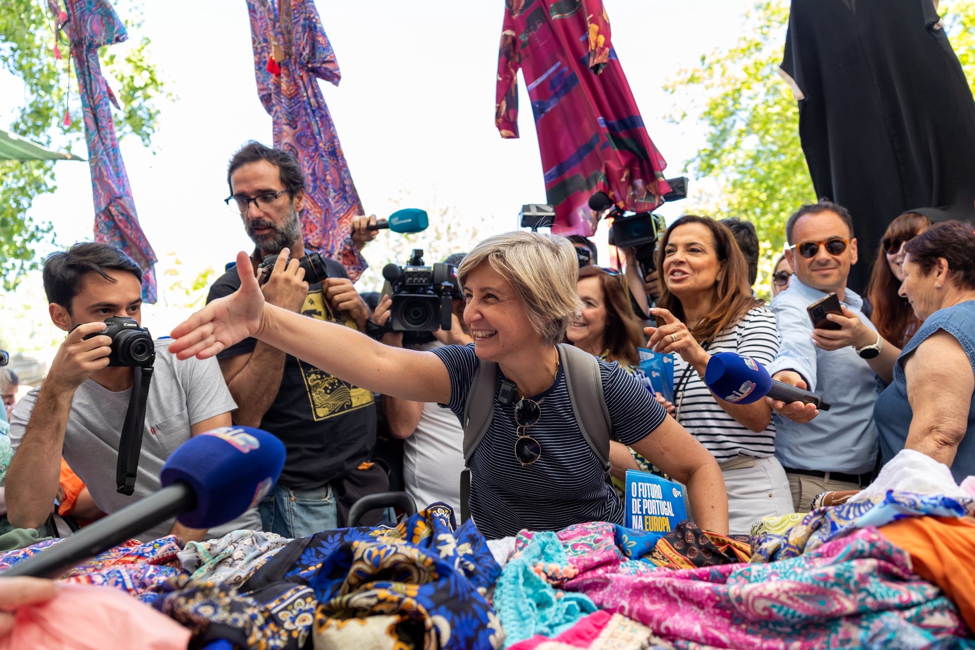 A cabeça de lista do Partido Socialista (PS) às Eleições Europeias, Marta Temido, durante um contacto com a população, na Feira da Senhora da Hora, em Matosinhos, 01 de junho de 2024. JOSÉ SENA GOULÃO/LUSA