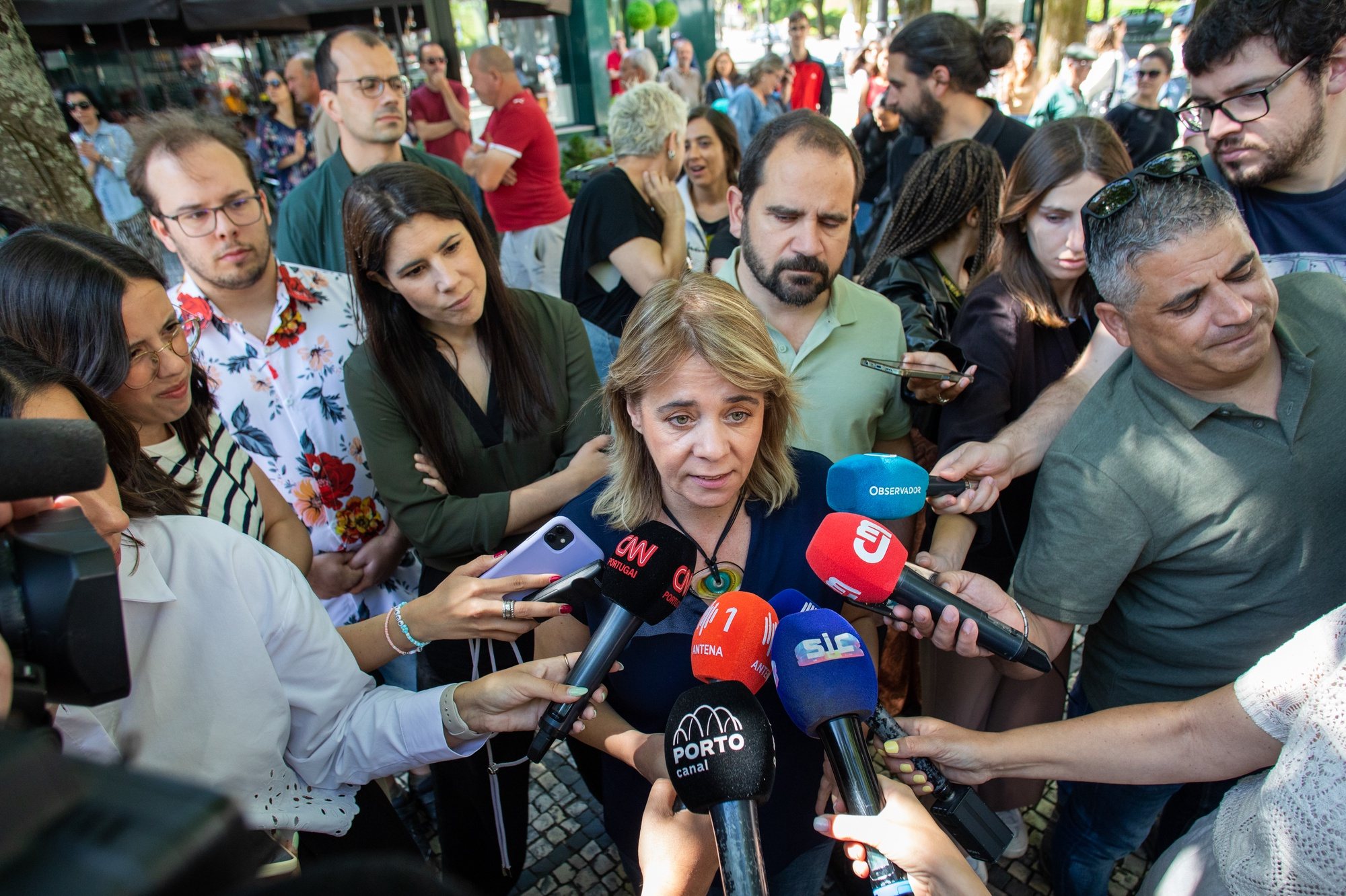 A cabeça de lista do Bloco de Esquerda (BE) às eleições europeias, Catarina Martins (C) , acompanhada pela lider do Partido, Mariana Mortágua, fala aos jornalistas numa ação de campanha, durante a qual acompanharam uma manifestação contra o encerramento das urgências de pediatria  no periodo da noite no Hospital Tondela-Viseu, 01 de junho de 2024. Em Portugal, as eleições europeias realizam-se em 09 de junho e serão disputadas por 17 partidos e coligações. MIGUEL PEREIRA DA SILVA/LUSA