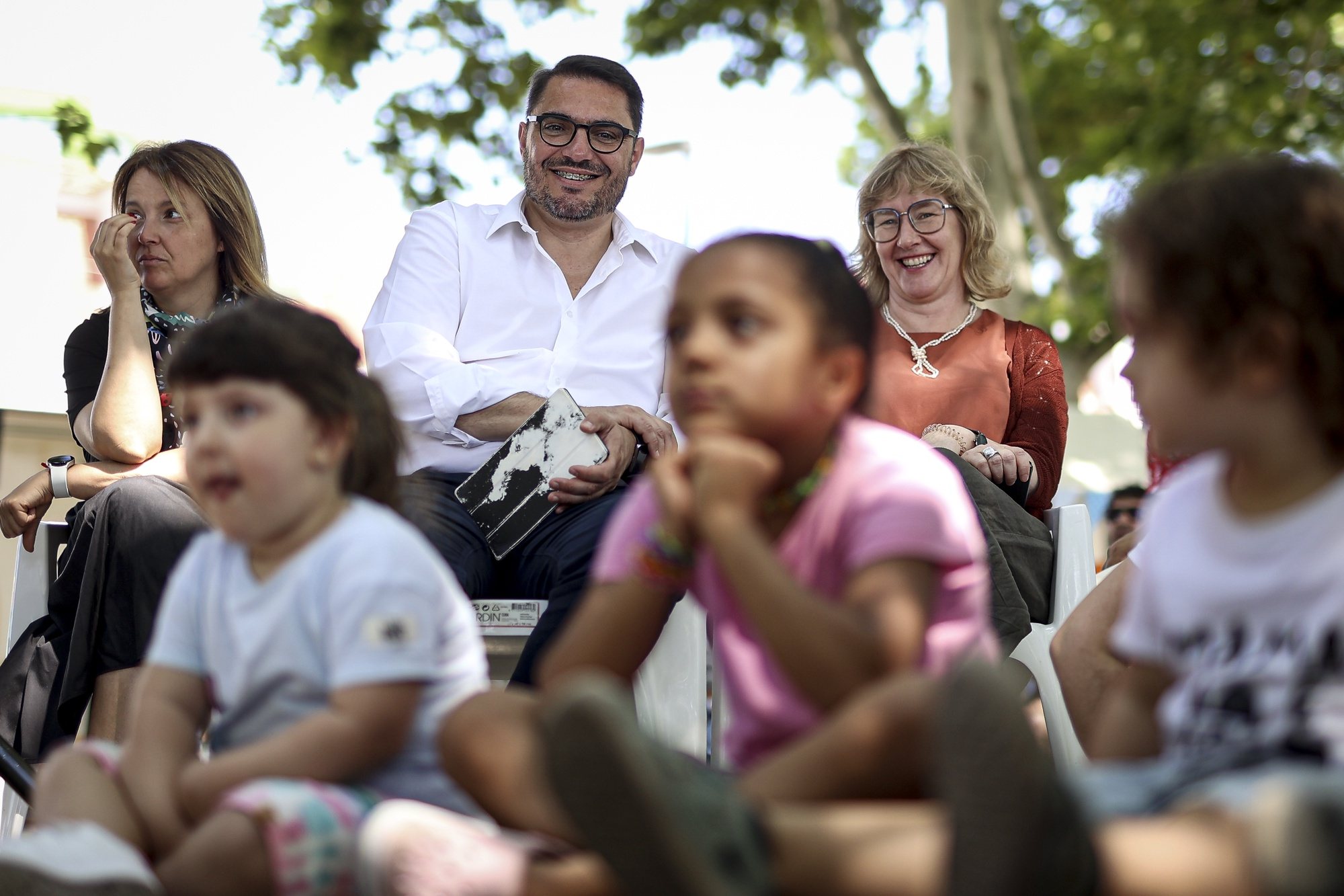 O cabeça de Lista da CDU às eleições europeias, João Oliveira (D), durante uma ação de campanha para as eleições europeias 2024, em Vila Franca de Xira, 01 de junho de 2024. Em Portugal as eleições europeias realizam-se em 09 de junho e serão disputadas por 17 partidos e coligações. FILIPE AMORIM/LUSA