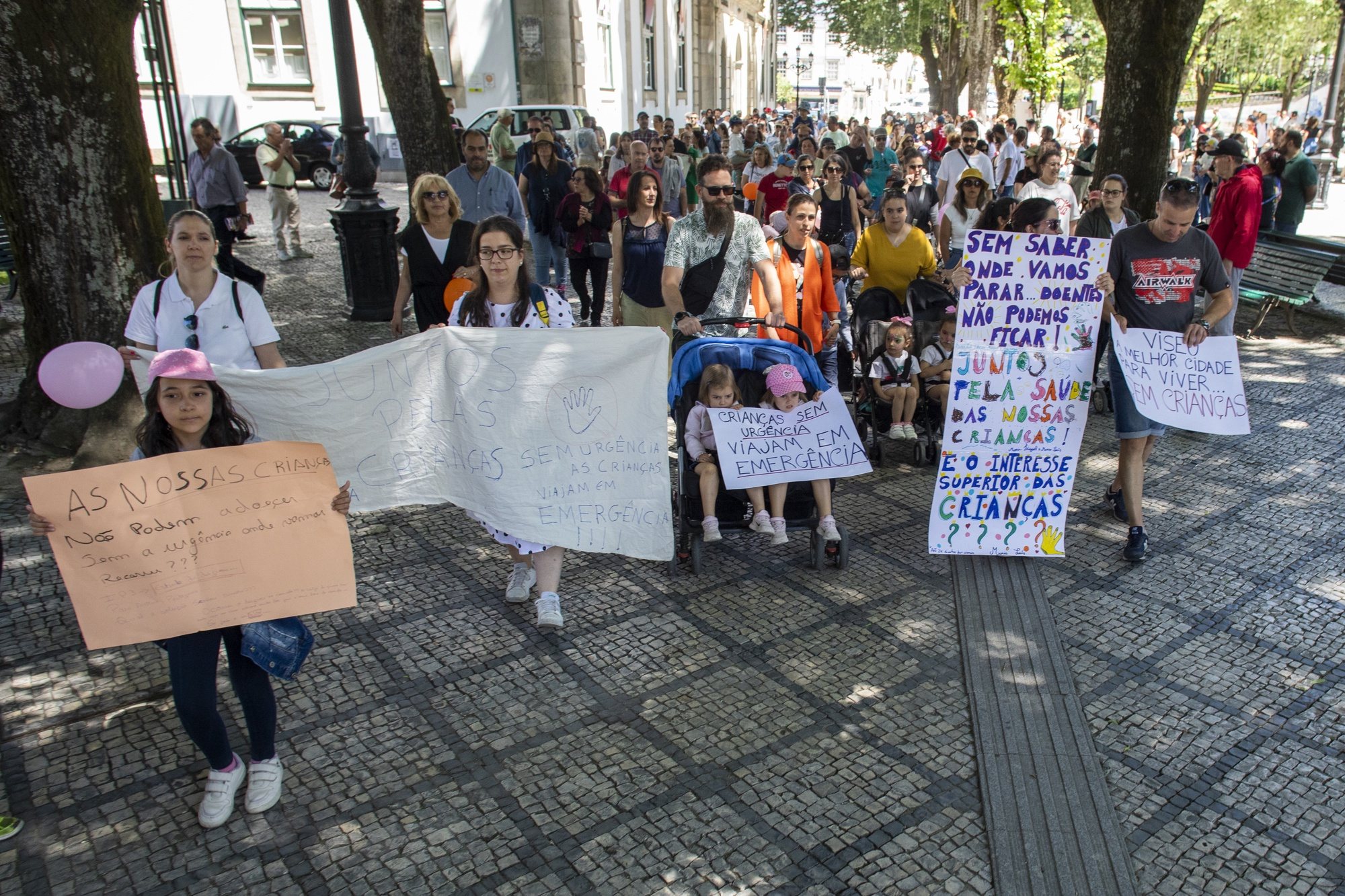 Manifestação contra o encerramento das urgências de pediatria  no periodo da noite no Hospital Tondela-Viseu, 01 de junho de 2024. . MIGUEL PEREIRA DA SILVA/LUSA