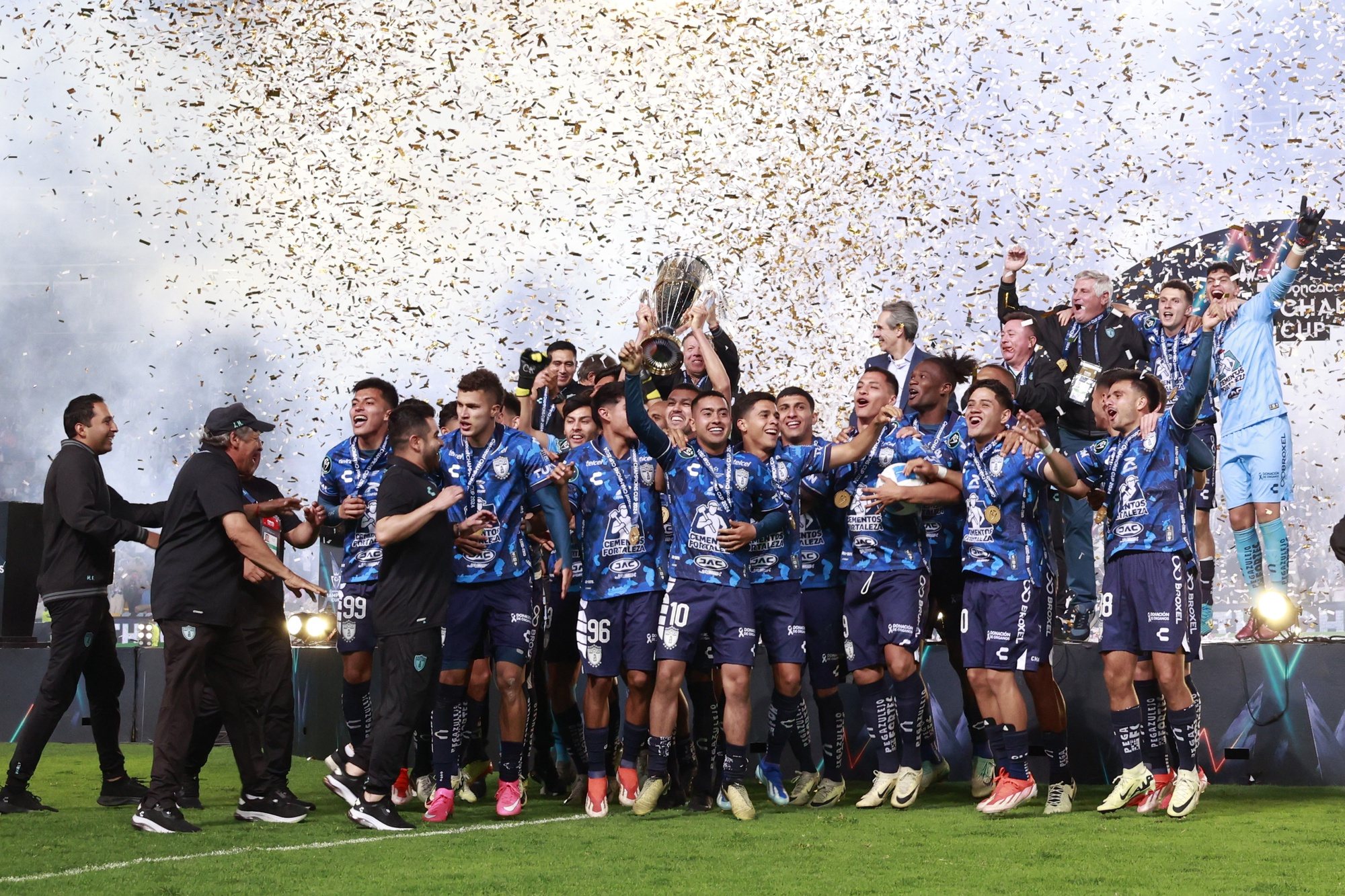epa11385057 Pachuca players celebrate after winning the Concacaf Champions Cup against Columbus Crew in Hidalgo, Mexico, 01 June 2024.  EPA/DAVID MARTINEZ PELCASTRE