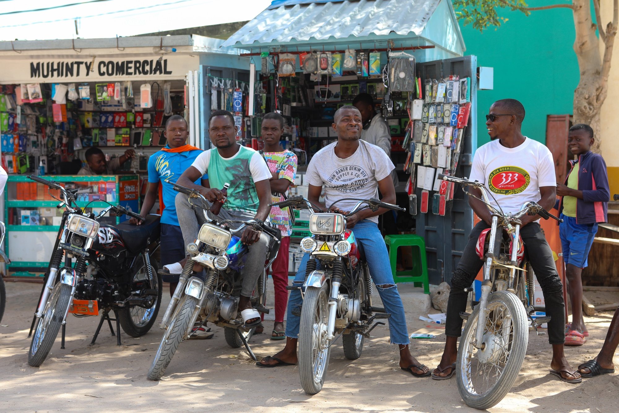 Em Nacala-Porto, na província de Nampula, transportam-se passageiros em motocicletas (“Táxi-mota”), mas uma serie de ataques e assaltos contra motociclistas estão a levantar receios entre centenas de jovens que têm este negócio como alternativa ao desemprego, em Nampula, Moçambique, 15 de maio de 2024. (ACOMPANHA TEXTO DE 03 DE JUNHO DE 2024). ESTEVÃO CHAVISSO/LUSA