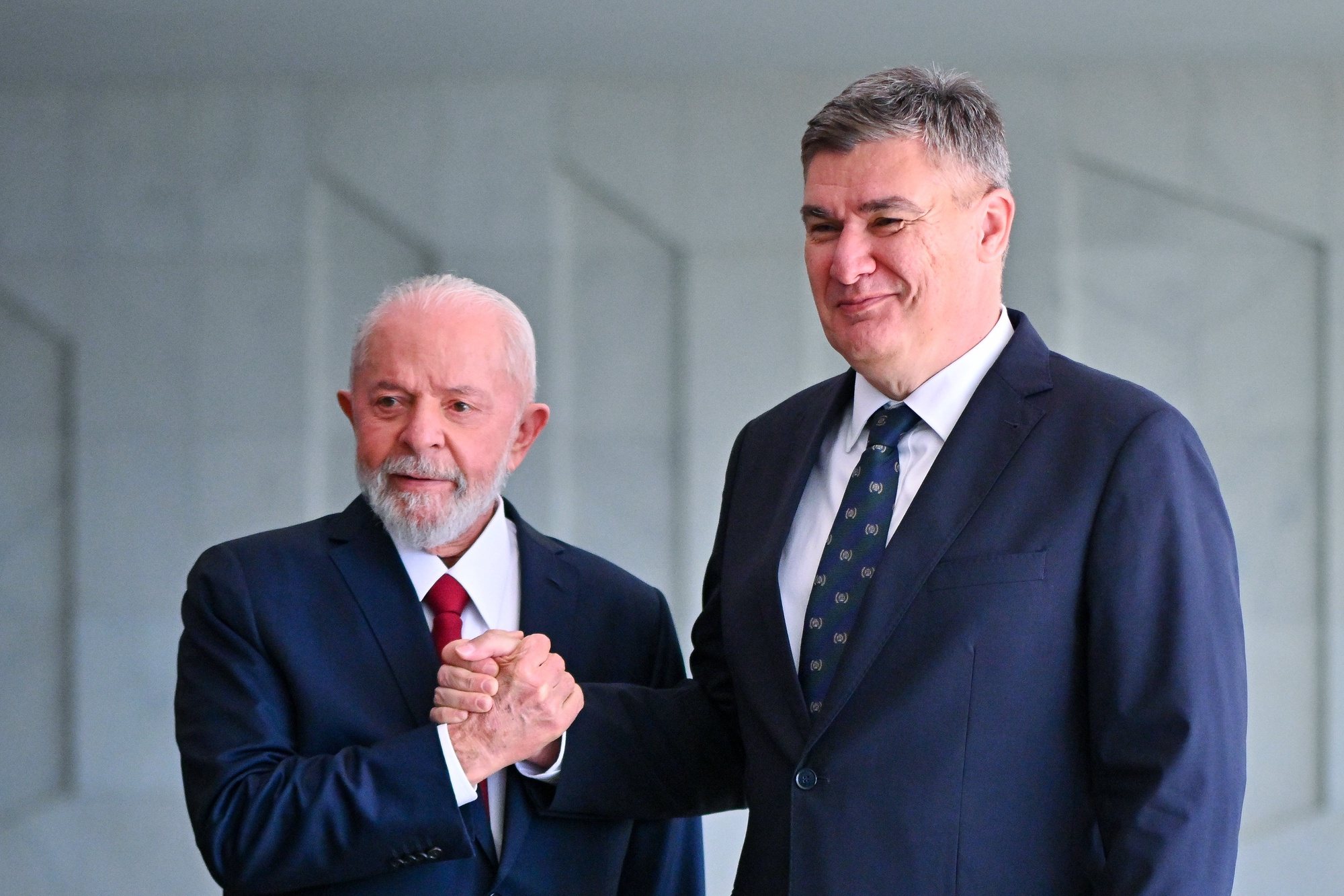epa11387720 Brazilian President Luiz Inacio Lula da Silva (L) receives Croatian President Zoran Milanovic at the Itamaraty Palace in Brasilia, Brazil, 03 June 2024. Lula da Silva received his Croatian counterpart for a meeting where they are expected to review bilateral relationships, the climate crisis and the conflicts in Ukraine and Gaza.  EPA/ANDRE BORGES