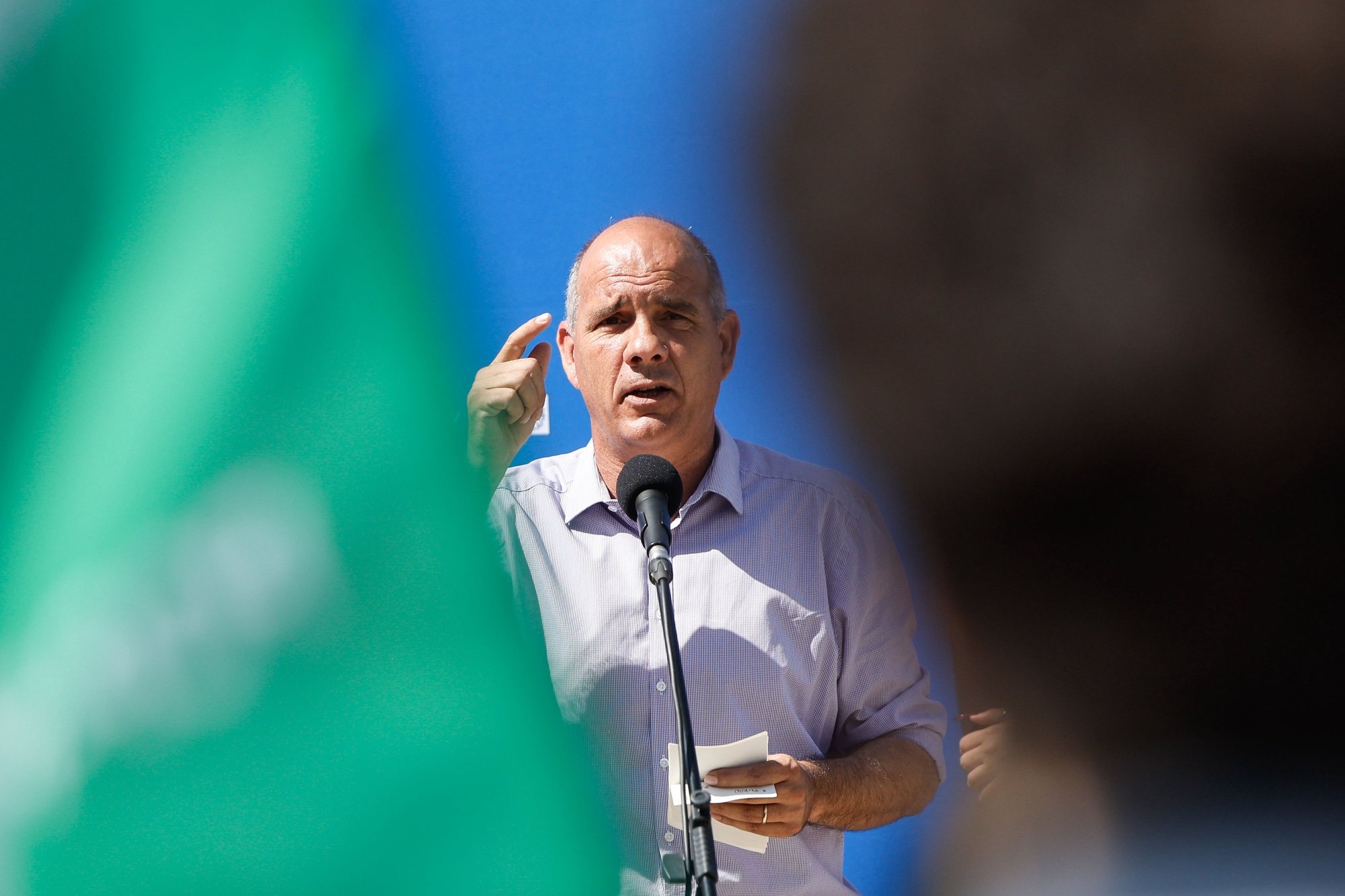 O secretário-geral do Partido Comunista Português (PCP), Paulo Raimundo, intervém durante uma ação de campanha da Coligação Democrática Unitária (CDU), em Loures, 04 de junho de 2024. Em Portugal, as eleições europeias realizam-se em 09 de junho e serão disputadas por 17 partidos e coligações. ANTÓNIO PEDRO SANTOS/LUSA