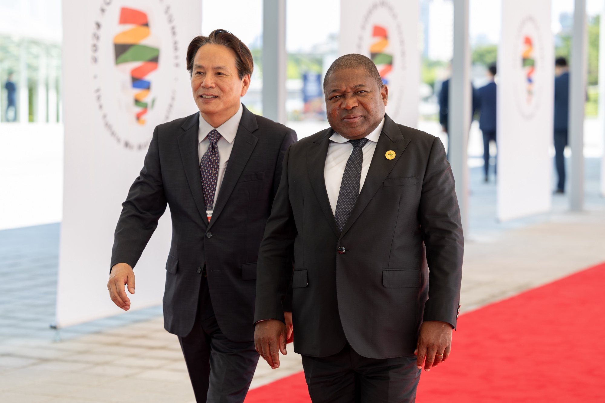 epa11388385 Mozambican President Filipe Jacinto Nyusi (R) arrives at the venue of the 2024 Korea-Africa Summit in Seoul, South Korea, 04 June 2024.  EPA/YONHAP SOUTH KOREA OUT