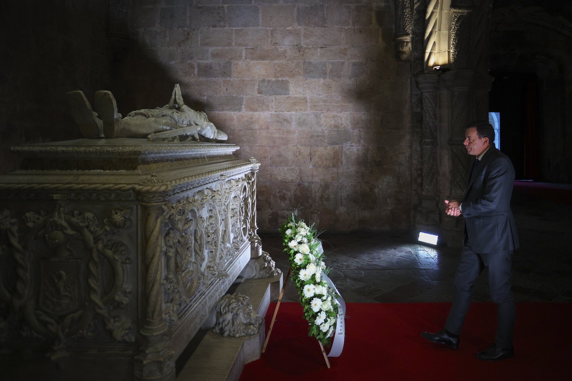 O primeiro-ministro Luís Montenegro, coloca uma coroa de flores no túmulo de Luís de Camões na cerimónia de apresentação do programa das comemorações dos 500 anos do nascimento do poeta Luis de Camões, que decorreu nos Claustros do Mosteiro dos Jerónimos, em Lisboa, 05 de junho de 2024. ANTÓNIO COTRIM/LUSA
