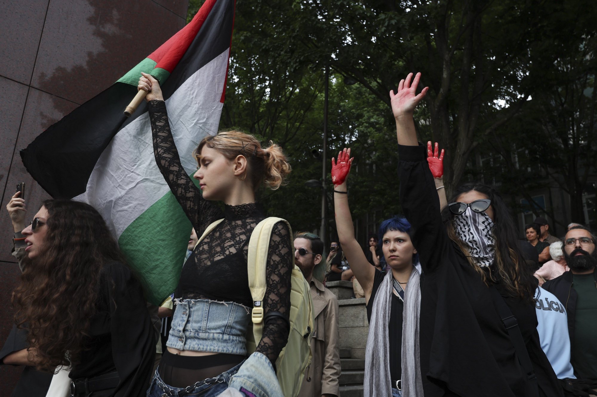 Pro-Palestine demonstrators protest during a Democratic Alliance (AD) rally as part of the campaign for the European elections, Porto, Portugal, on 6th June 2024. TIAGO PETINGA/LUSA