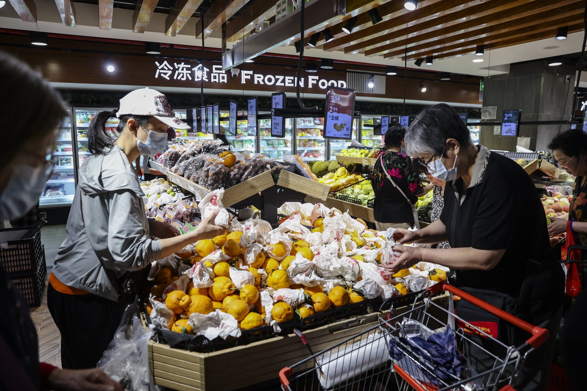 epa11394819 People wearing face masks shop in a supermarket in Beijing, China, 07 June 2024. China&#039;s trade surplus widened to 82.62 billion US dollars (75.83 billion Euros) in May 2024, from 65.55 billion US dollars (60.16 billion Euros) in the same period the prior year. As exports grew much more than imports, the surplus exceeded market forecasts of 73 billion US dollars (67 billion Euros).  EPA/WU HAO