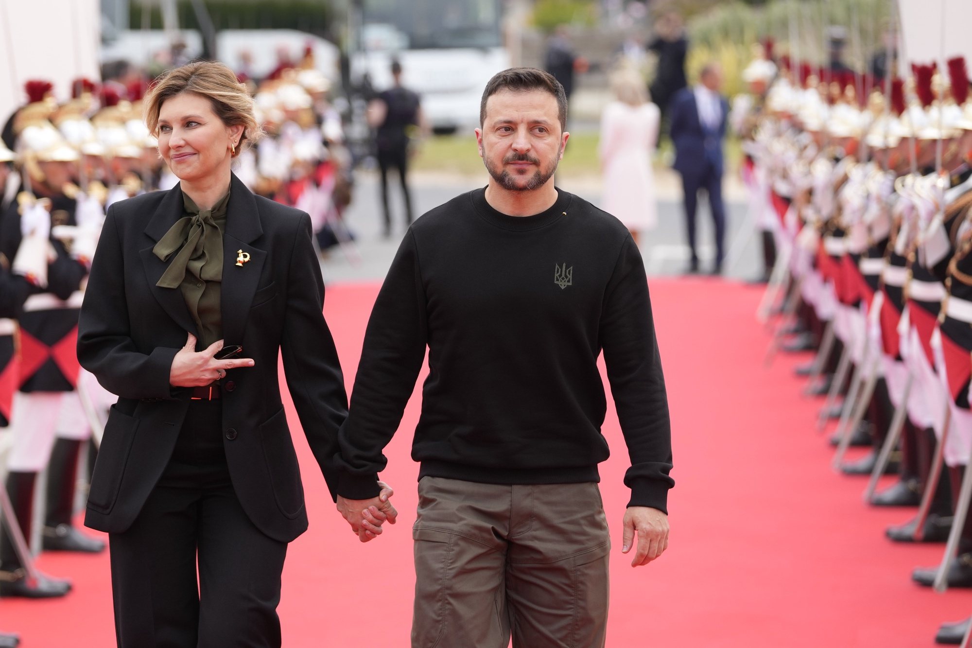 epa11393476 Ukrainian President Volodymyr Zelensky and his wife Olena Zelenska arrive at the international ceremony at Omaha Beach, Saint-Laurent-sur-Mer, France, 06 June 2024. More than 160.000 Western allied troops landed on beaches in Normandy on 6 June 1944 launching the liberation of Western Europe from Nazi occupation during World War II.  EPA/Virginia Mayo / POOL MAXPPP OUT