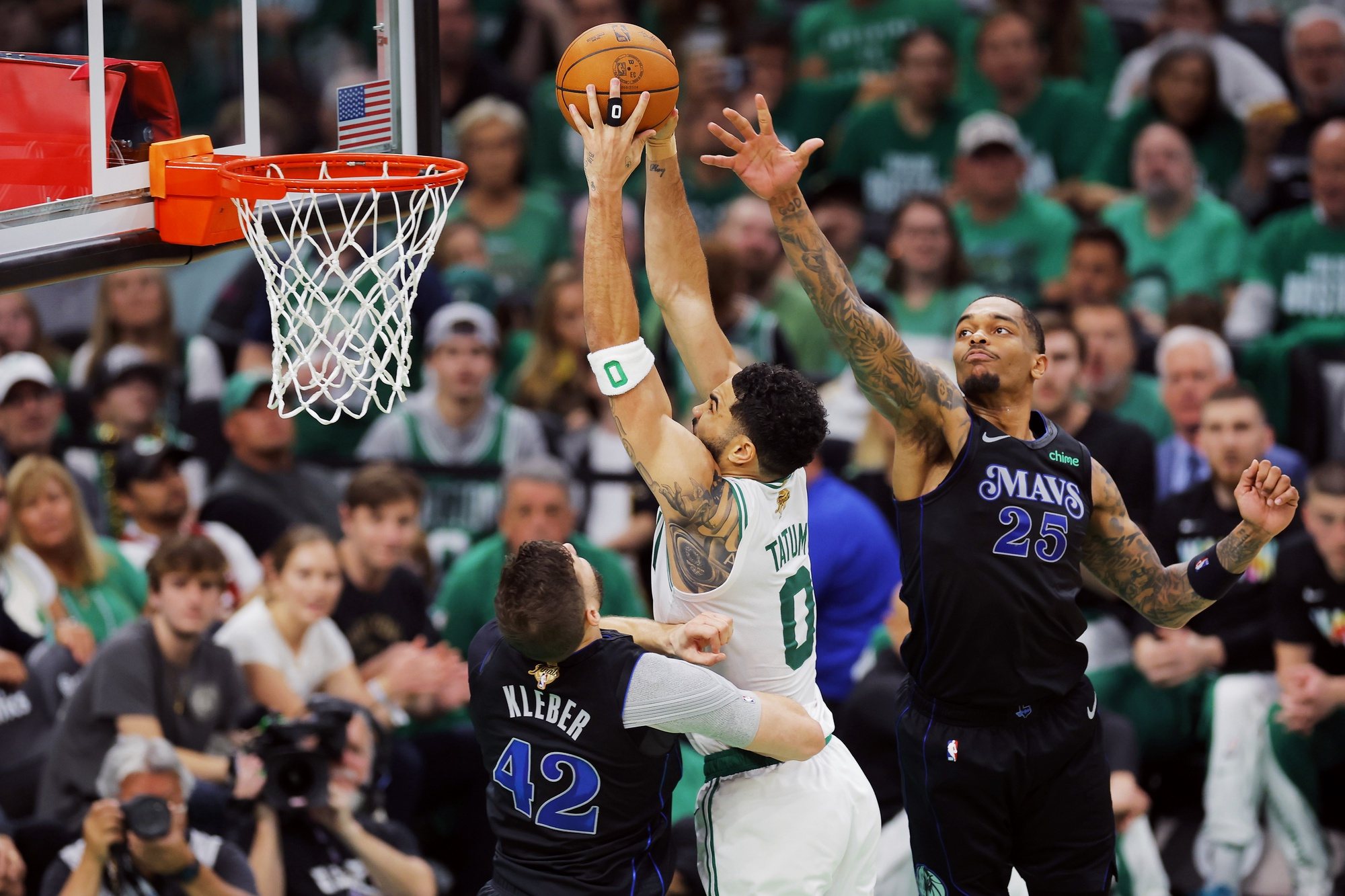 epa11394741 Boston Celtics forward Jayson Tatum (C) goes to the basket for a slam dunk as Dallas Mavericks forward P.J. Washington (R) and Dallas Mavericks forward Maxi Kleber (L) defend during the first half of the NBA Finals game one between the Dallas Mavericks and the Boston Celtics in Boston, Massachusetts, USA, 06 June 2024.  EPA/CJ GUNTHER SHUTTERSTOCK OUT