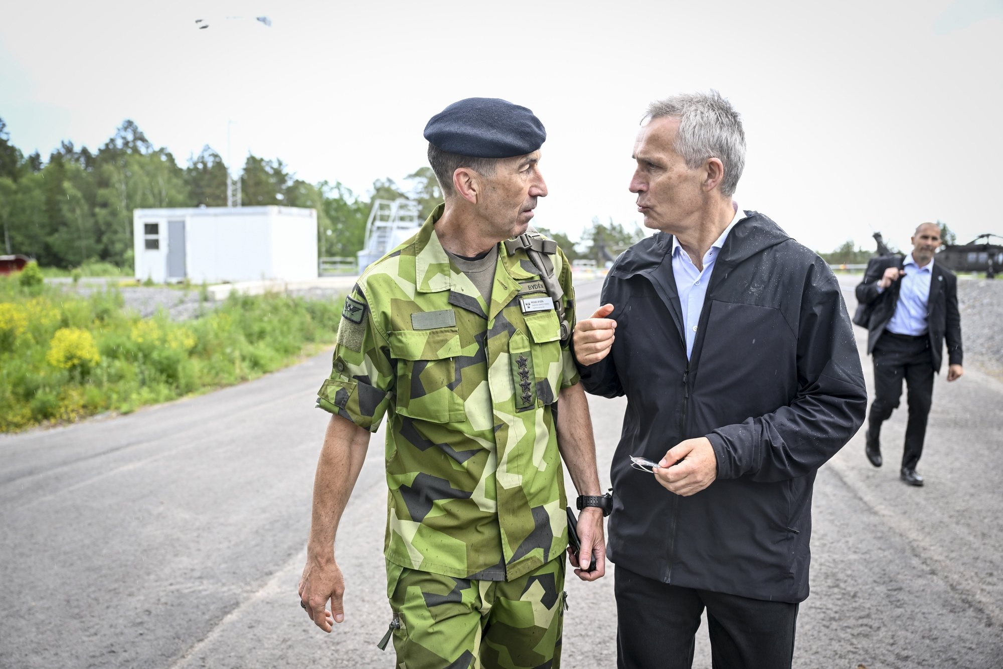 epa11395149 NATO Secretary General Jens Stoltenberg (R) talks to Sweden&#039;s Commander-in-Chief Micael Byden during his visit at the Stockholm Amphibian Regiment in Berga, Sweden, 07 June 2024. Stoltenberg is in Sweden from 06 to 07 June to attend Sweden&#039;s National Day and a military demonstration by the Swedish Armed Forces.  EPA/HENRIK MONTGOMERY SWEDEN OUT