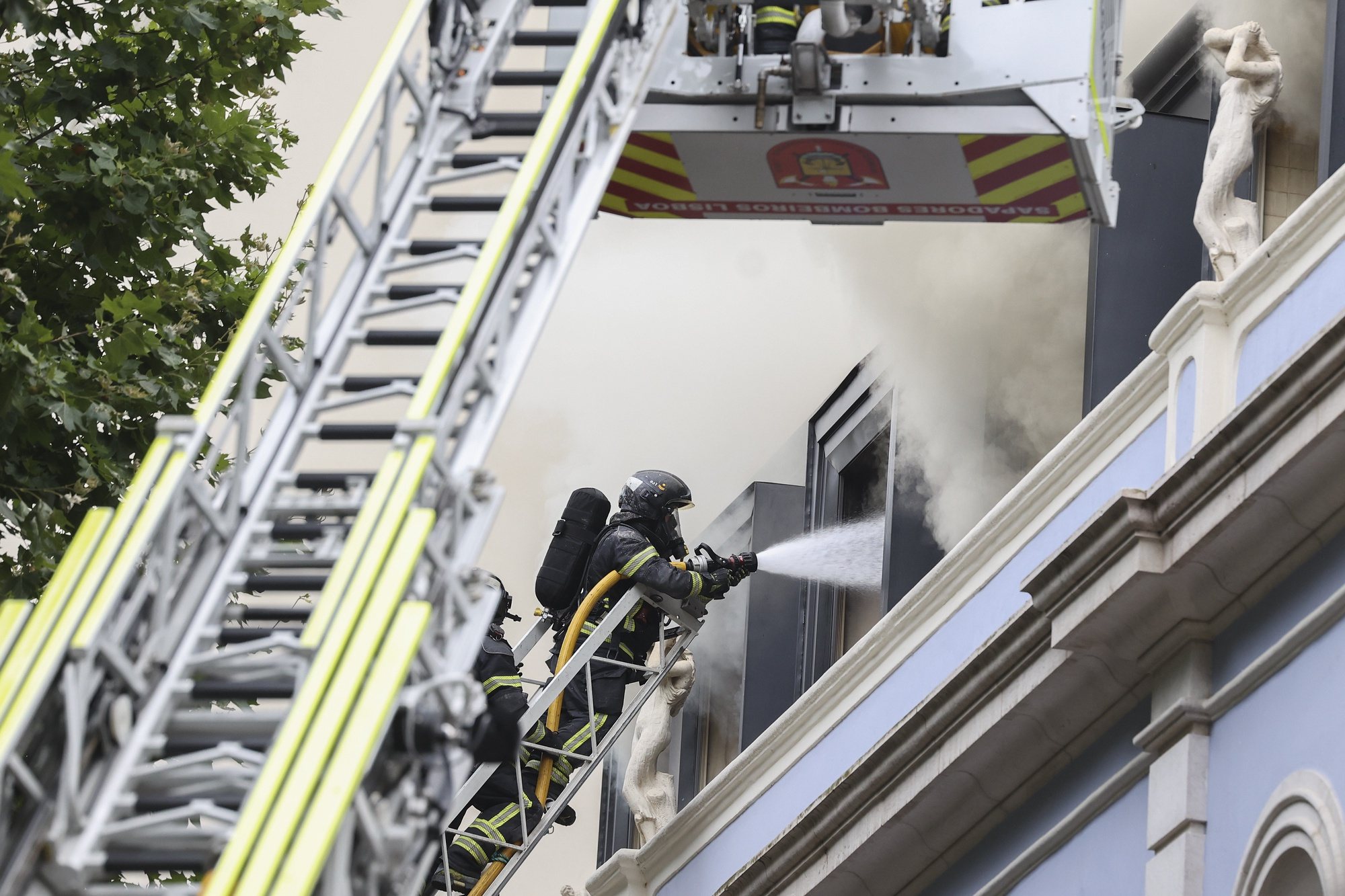 Bombeiros combatem o incêndio que deflagrou hoje num hotel em construção na Avenida da Liberdade, em Lisboa, e que já havia sido dado como circunscrito, acabou por se propagar à cobertura do edifício, obrigando ao reforço de meios, segundo os bombeiros, Lisboa, 7 de junho de 2024. De acordo com a página da ANEPC - Autoridade Nacional de Emergência e Proteção Civil, o incêndio está a ser combativo por 19 veículos e 61 operacionais. MANUEL DE ALMEIDA/LUSA