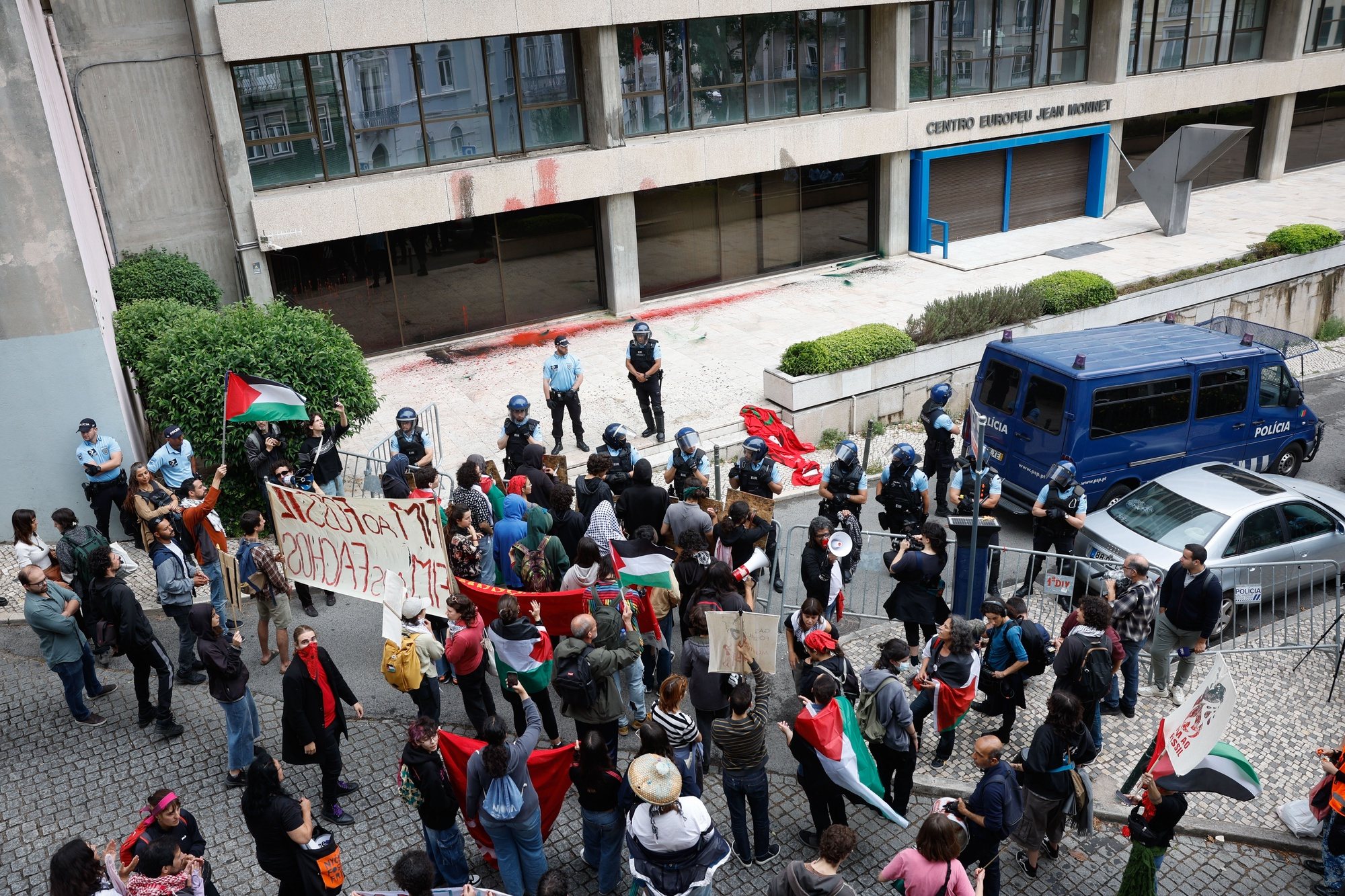 Manifestantes protestam durante a marcha &quot;Unidas Contra o Colapso&quot;, organizada pela Greve Climática Estudantil Lisboa e o movimento Fim ao Genocídio, Fim ao Fóssil, entre o Príncipe Real e o Gabinete de Representação do Parlamento Europeu, em Lisboa, 08 de junho de 2024. ANTÓNIO PEDRO SANTOS/LUSA