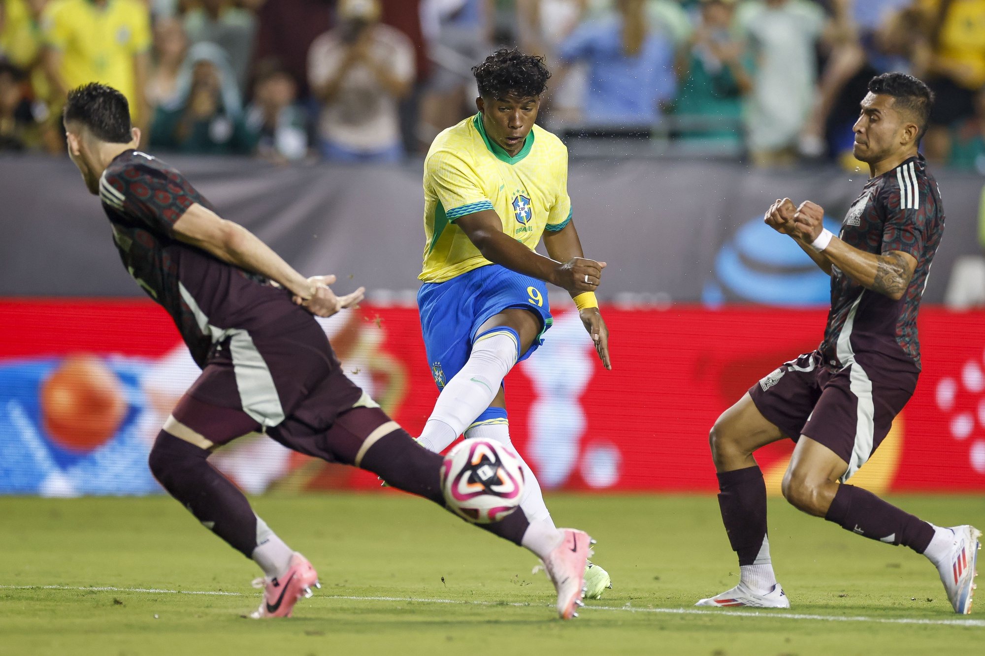 epa11398814 Brazil forward Endrick Sousa (C) in action against Mexico midfielder Orbelin Pineda (R) during the second half of an international friendly soccer match between Mexico and Brazil, in College Station, Texas, USA, 08 June 2024.  EPA/ADAM DAVIS